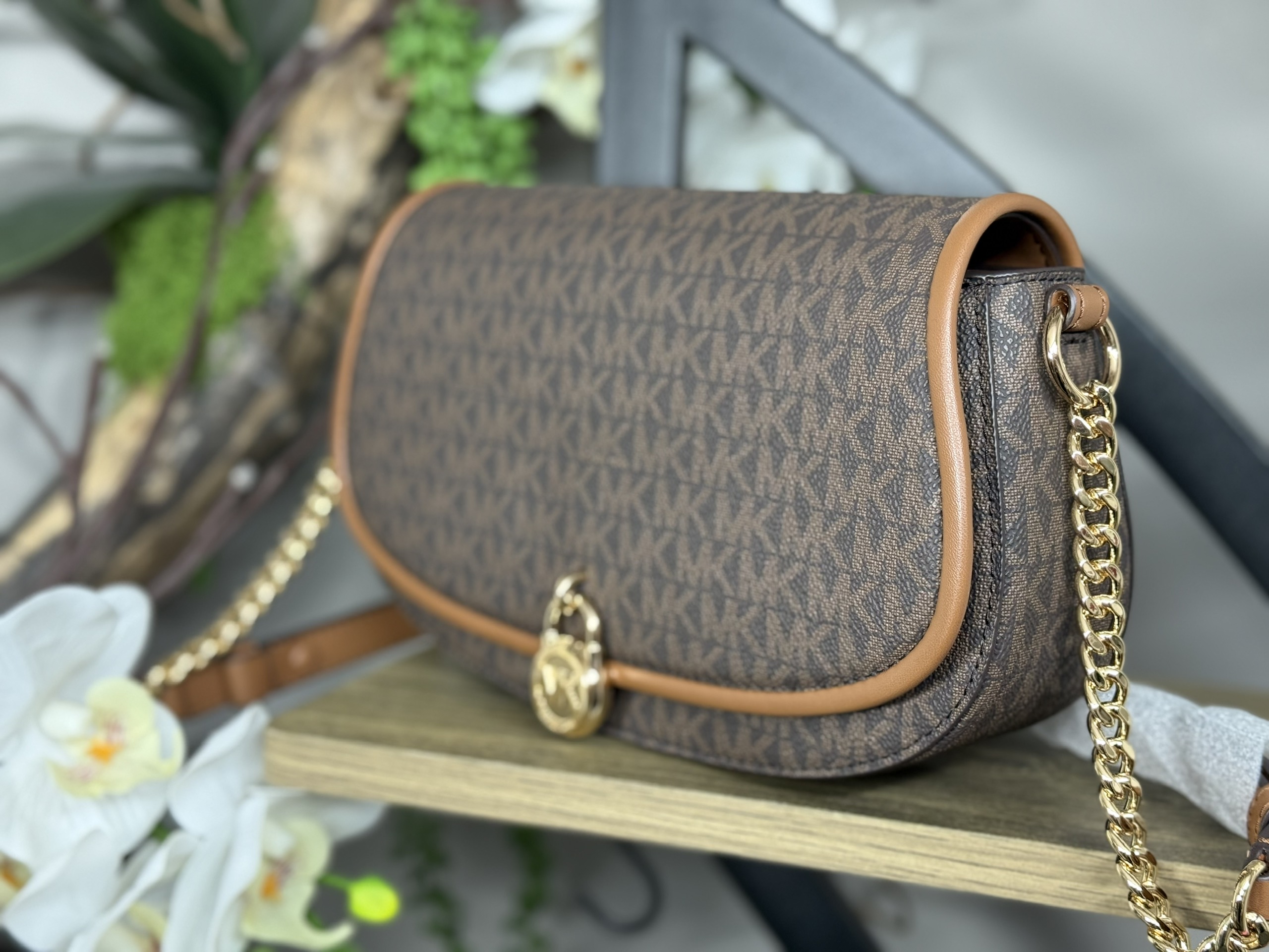 Túi Mk nâu mila logo vàng - 35T5SIMM8B (KT: 25 × 14 × 60