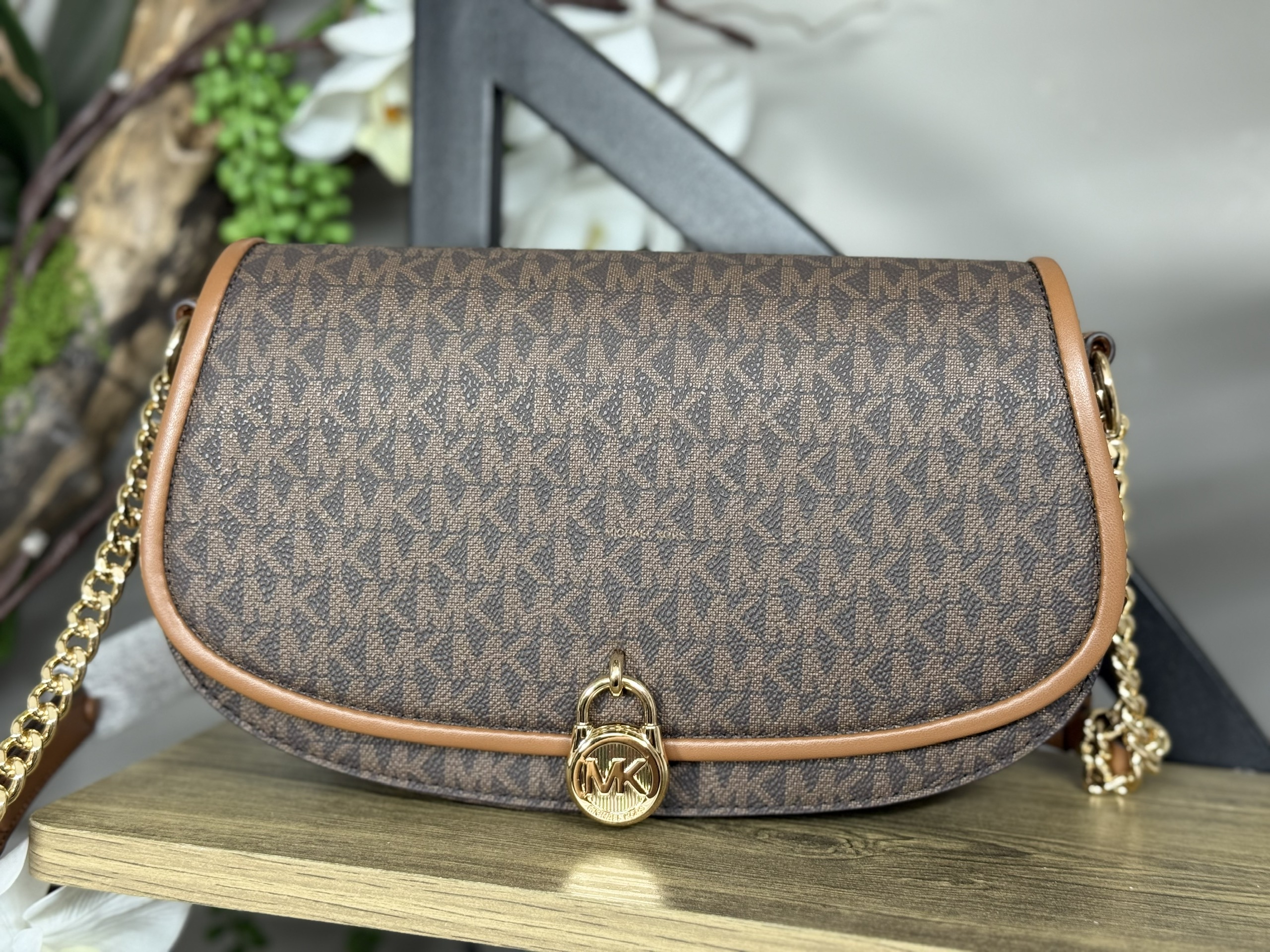 Túi Mk nâu mila logo vàng - 35T5SIMM8B (KT: 25 × 14 × 60