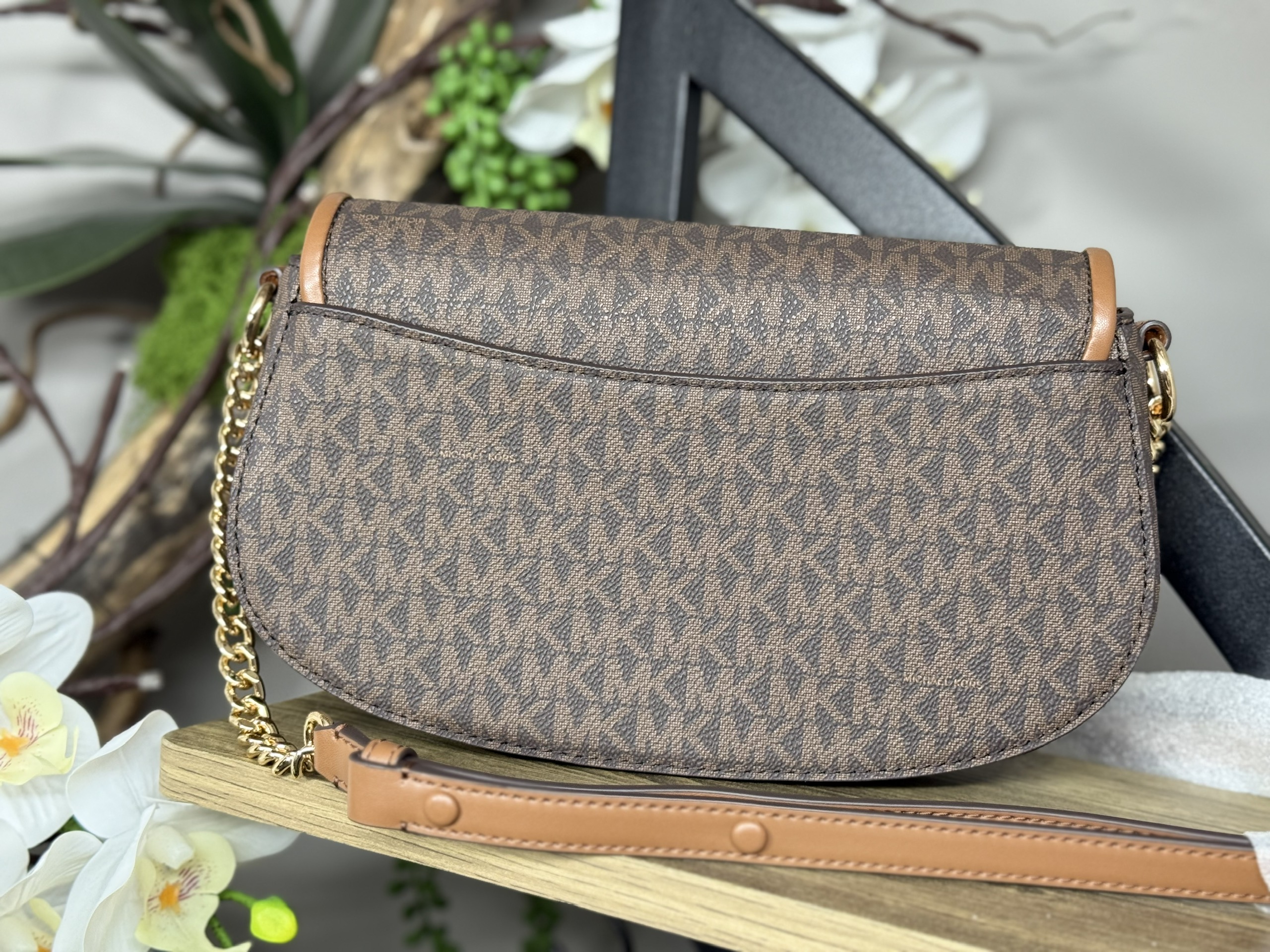 Túi Mk nâu mila logo vàng - 35T5SIMM8B (KT: 25 × 14 × 60