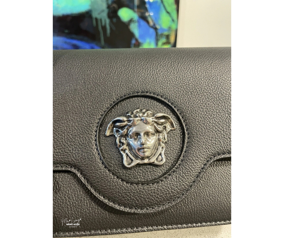 Túi VS đen logo Medusa 3D màu bạc - DVIT2T - 1B00 - 20x13x7