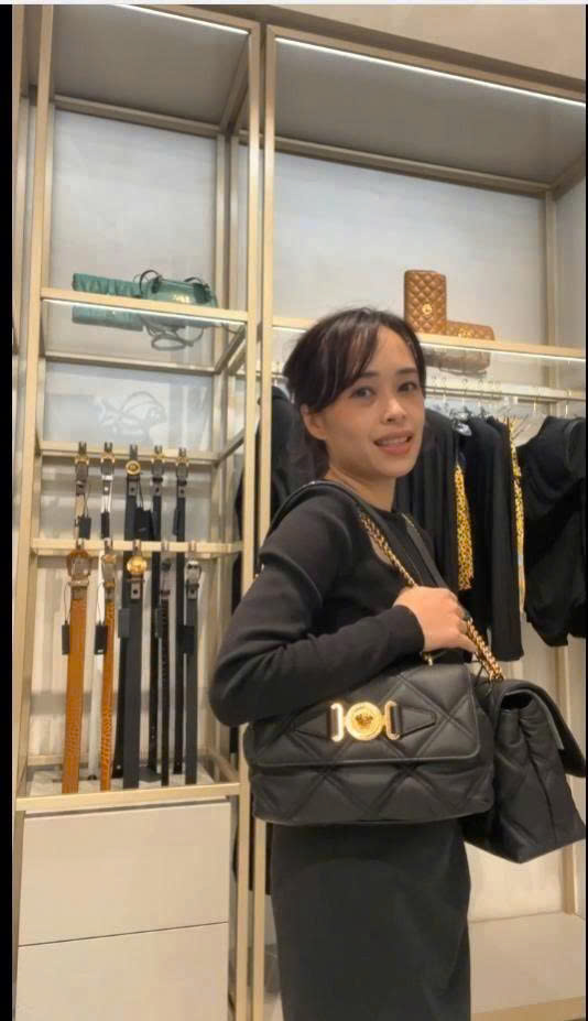 Túi nắp gập VS đen chần trám logo vàng size nhỏ - KT: 25x17