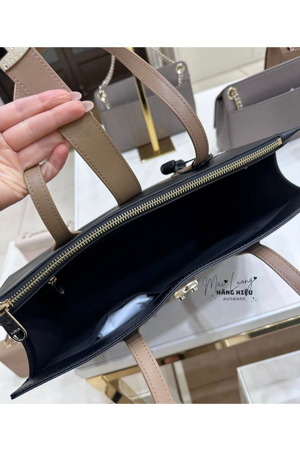 Túi tote Furla Vitello màu đen WB01623 (31x24x10)