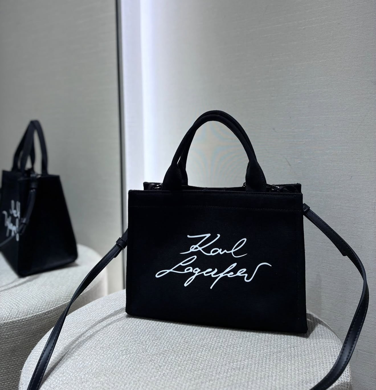 Túi tote Karl đen size medium - ASW50010 - KT: 32x23x13