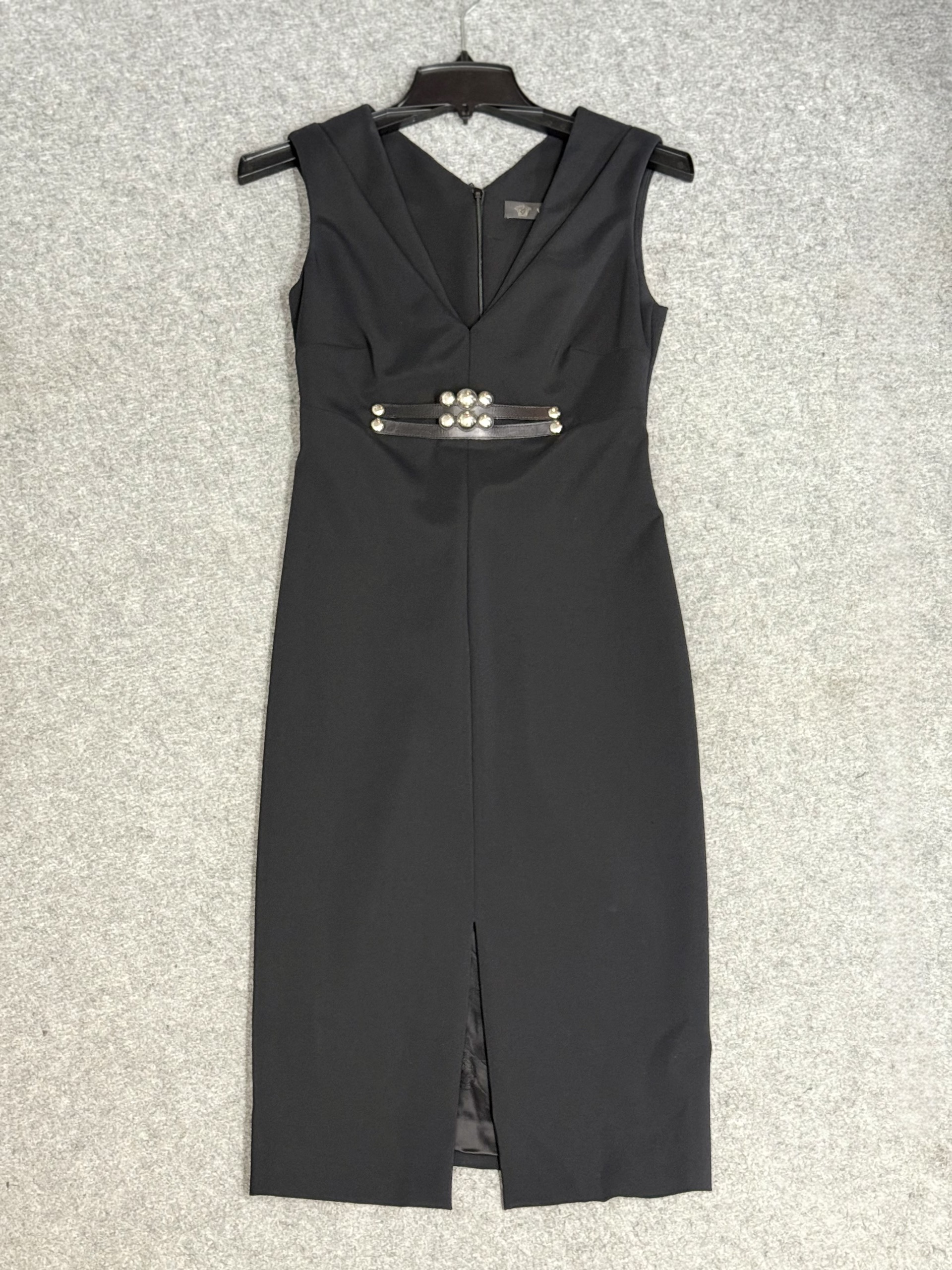 Váy Versace đen sát nách cổ V