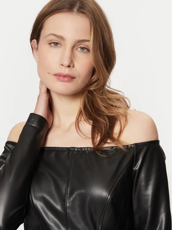 Váy da Guess trễ vai chân xòe đen