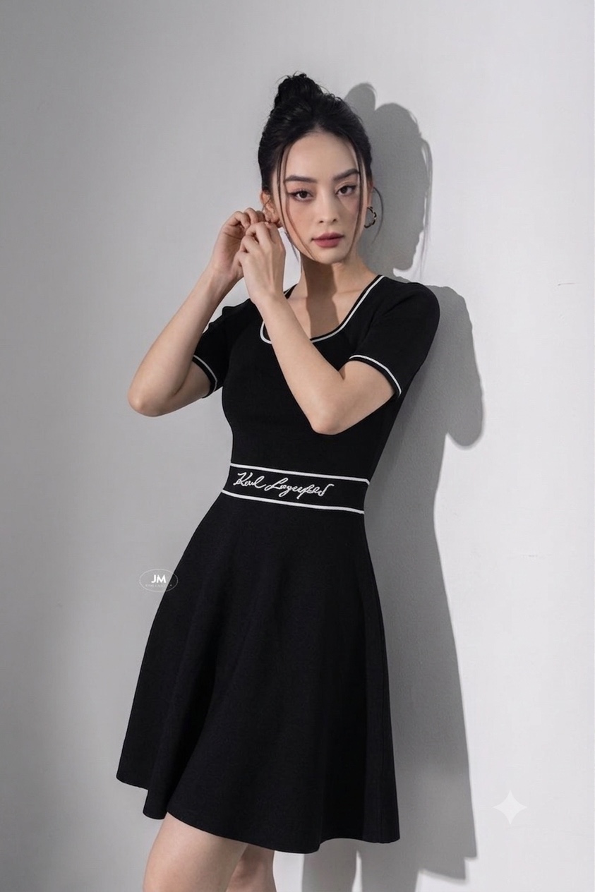 Váy len Karl đen sọc trắng logo trắng - BFK13009