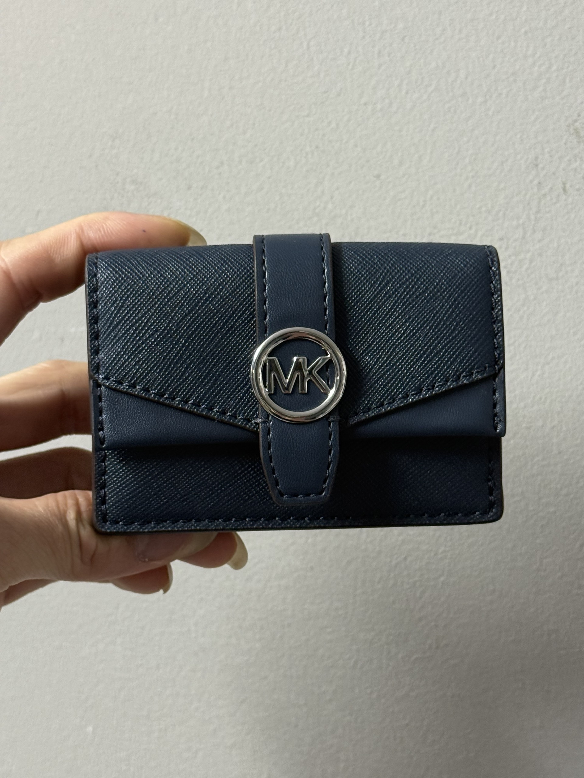 Ví MK Greenwich gập 3 navy logo bạc -35S6SGRD0L