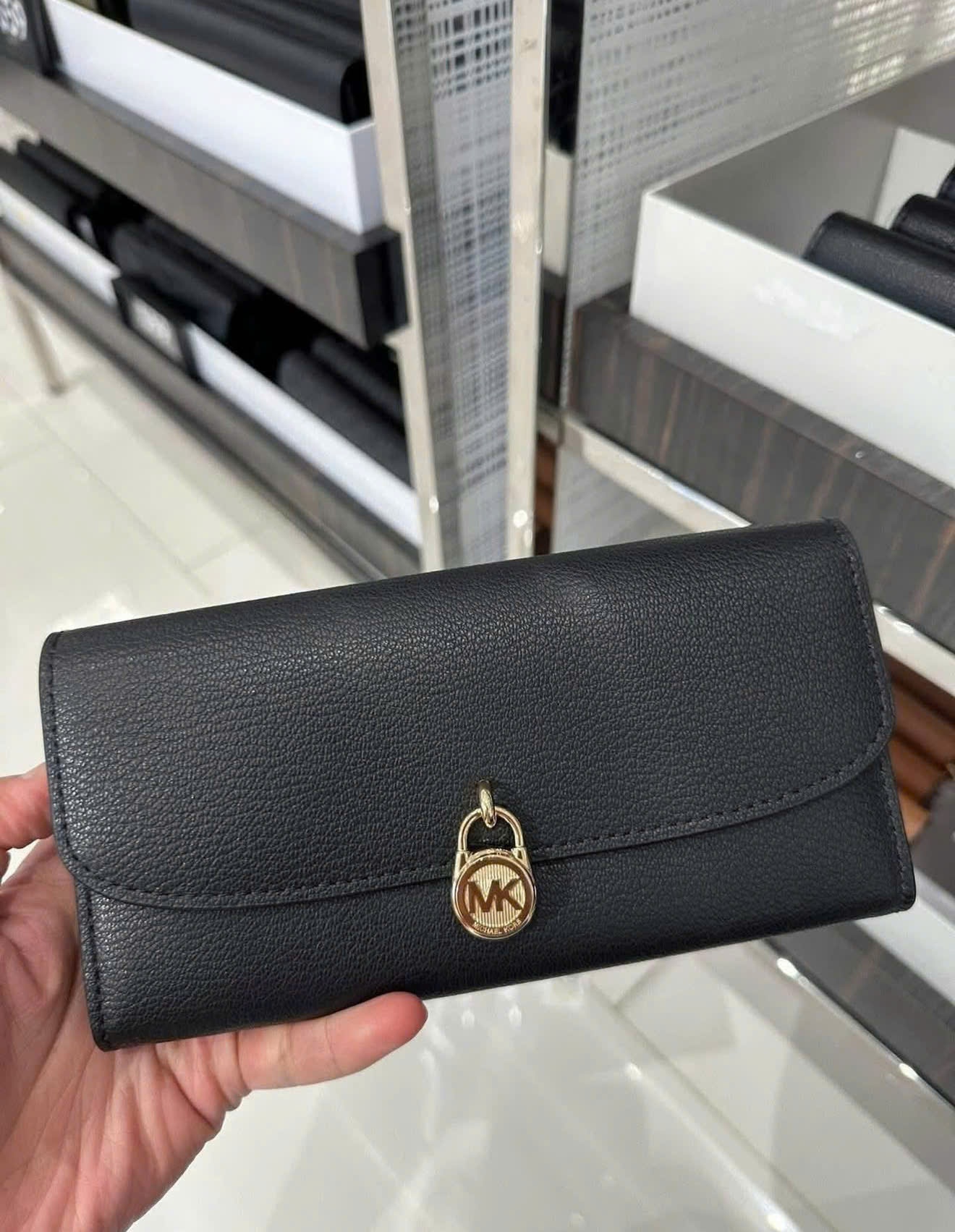 Ví MK dáng dài màu đen logo vàng - 35S5GHME9L (size 19)