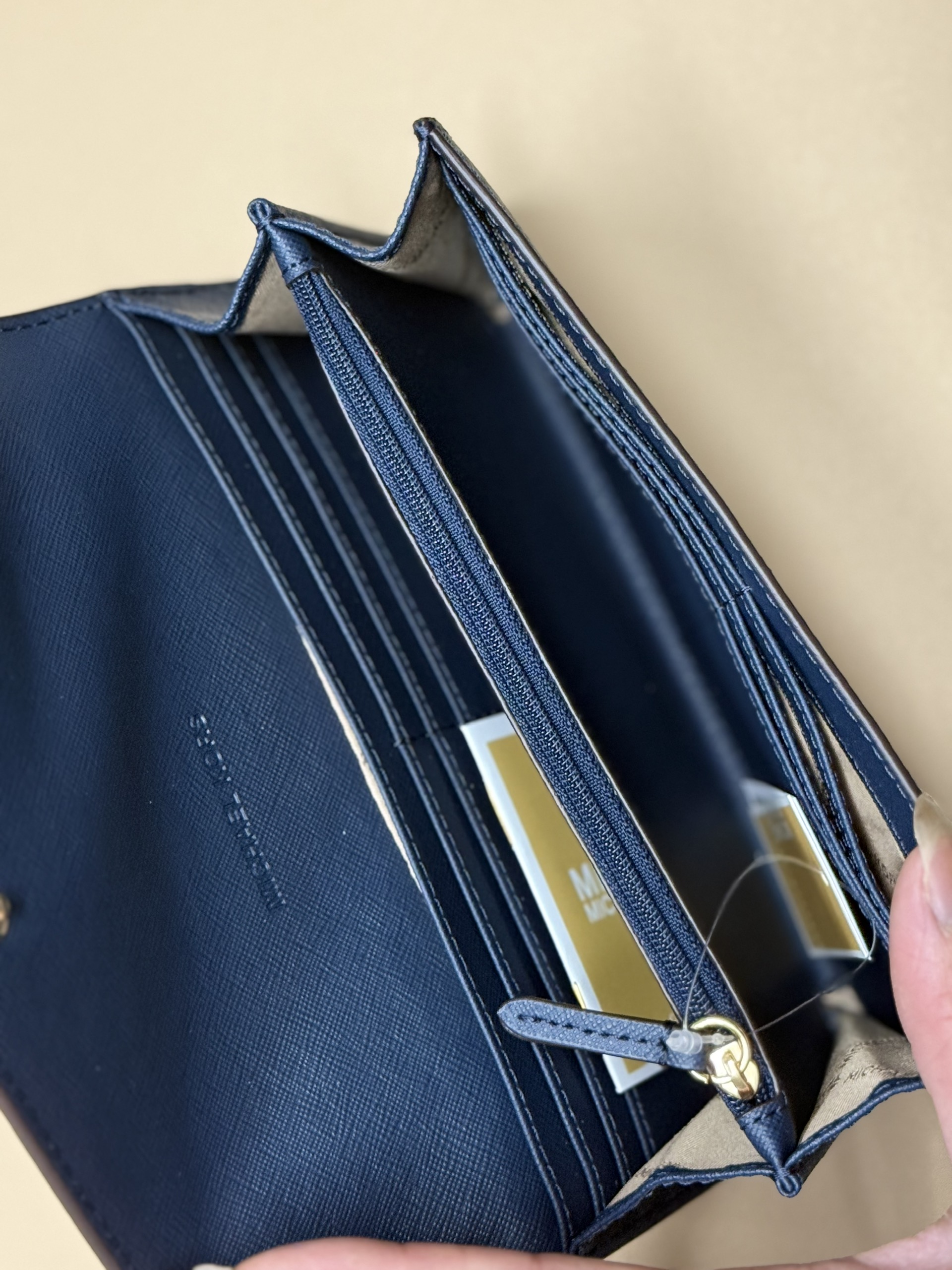 Ví MK navy da sần logo vàng - 35F3GTVE7L