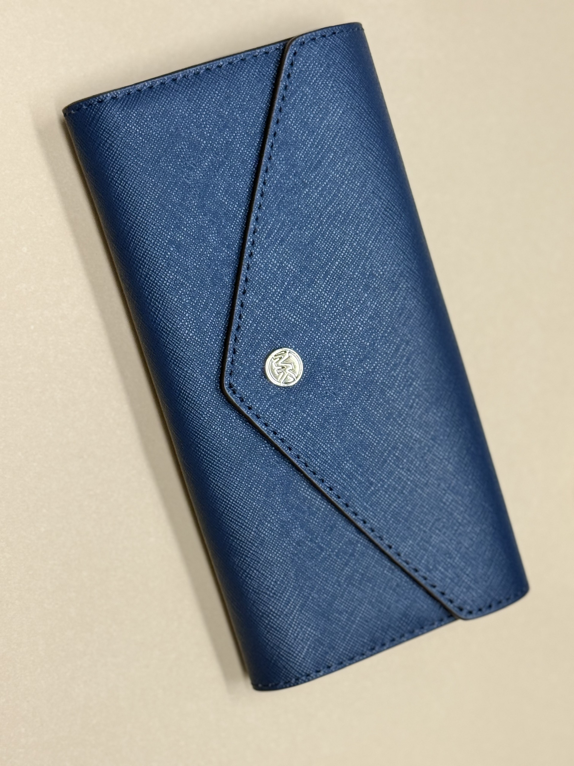 Ví MK navy da sần logo vàng - 35F3GTVE7L