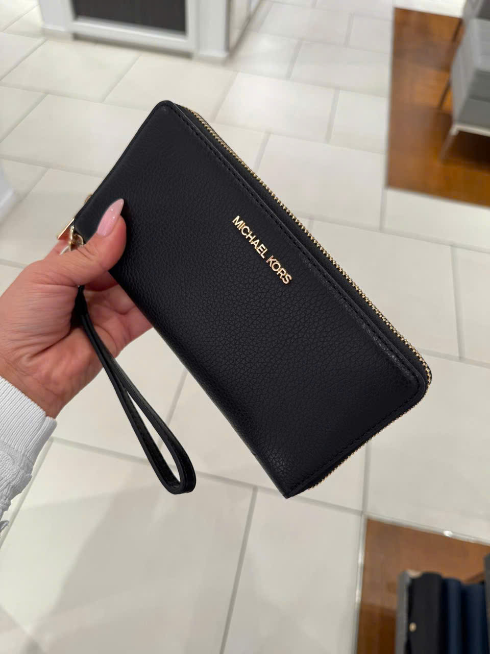 Ví dài MK khóa zip nhiều ngăn màu đen trơn logo vàng- KT: 21x10x3.5 35T7GTVE9L