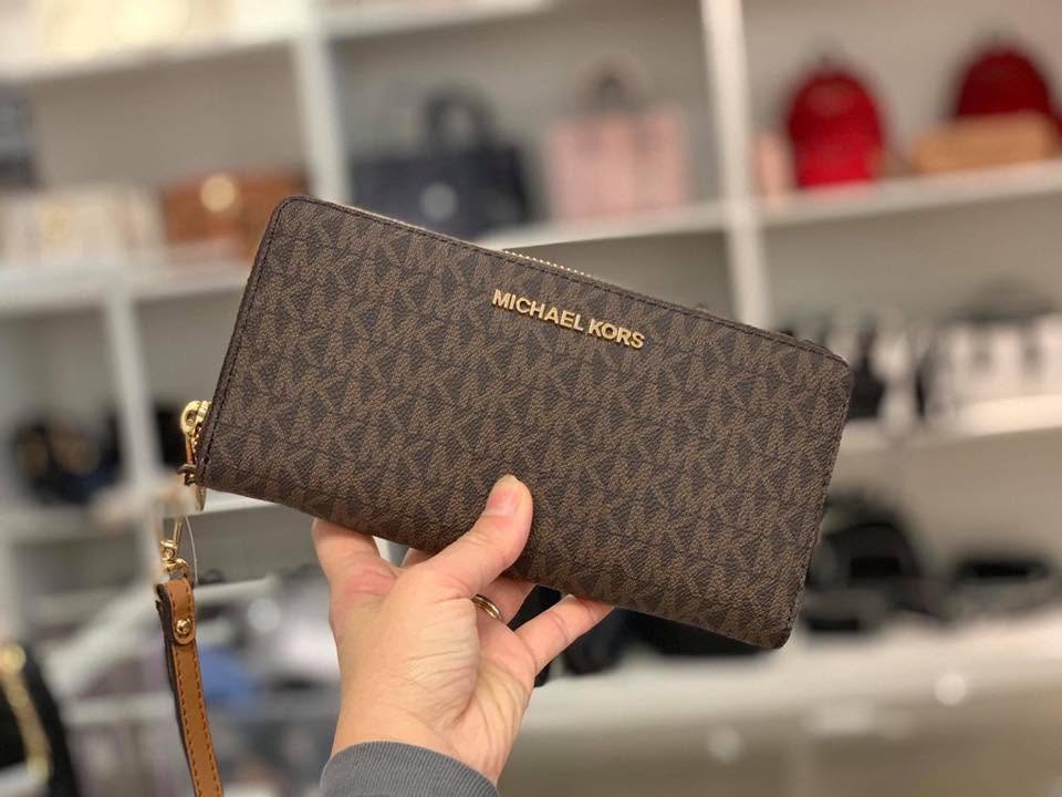 Ví dài MK khóa zip nhiều ngăn màu nâu họa tiết monogram - KT: 21x10x3.5 35F8GTVT3B