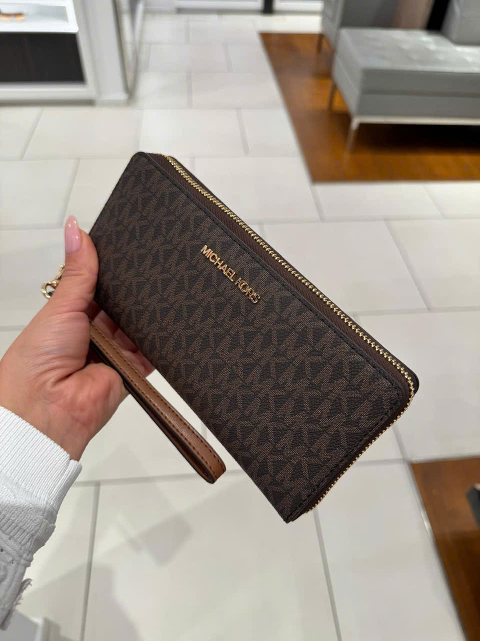 Ví dài MK khóa zip nhiều ngăn màu nâu họa tiết monogram - KT: 21x10x3.5 35F8GTVT3B
