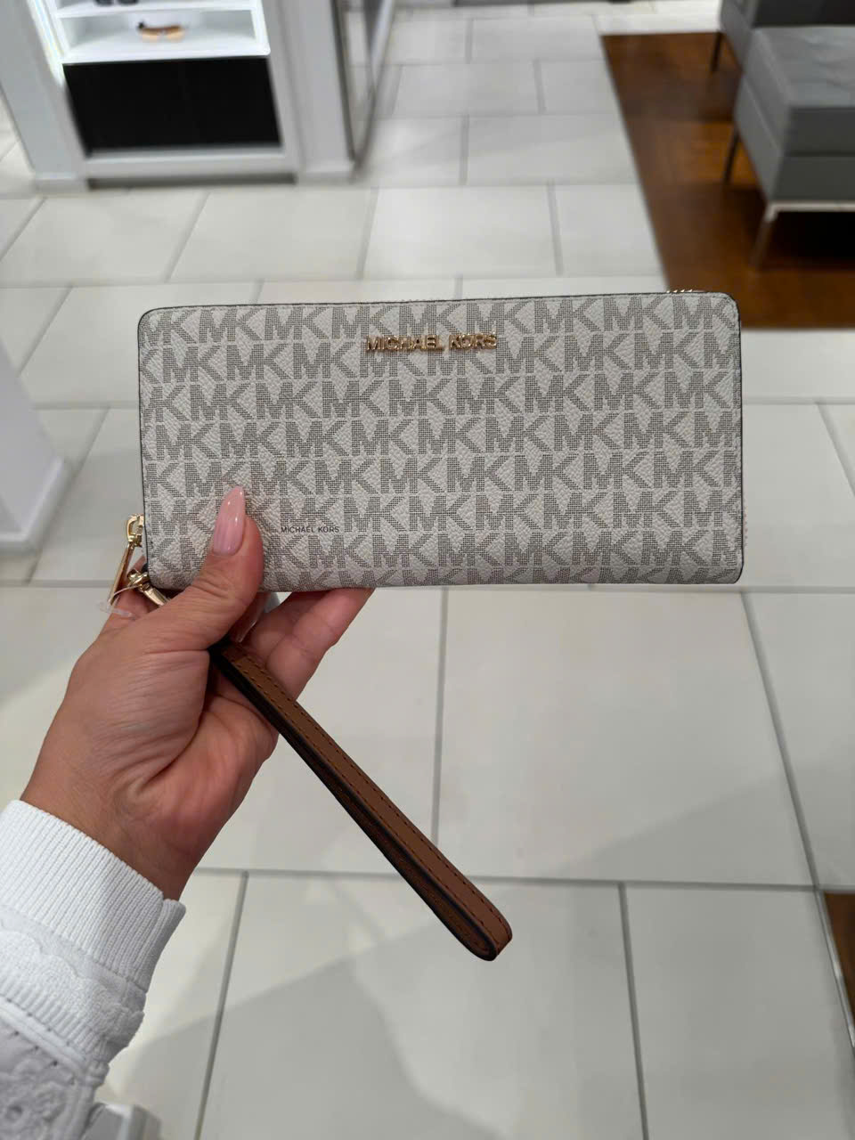 Ví dài MK khóa zip nhiều ngăn màu vanilla họa tiết monogram - KT: 21x10x3.5 35F8GTVT3B