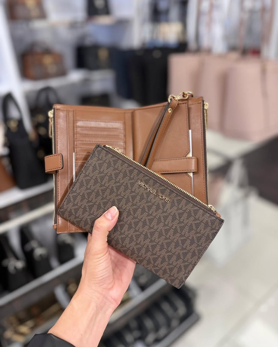 Ví dài nữ MK nắp gập đa năng màu nâu họa tiết logo - KT: 18.5x11x2.5