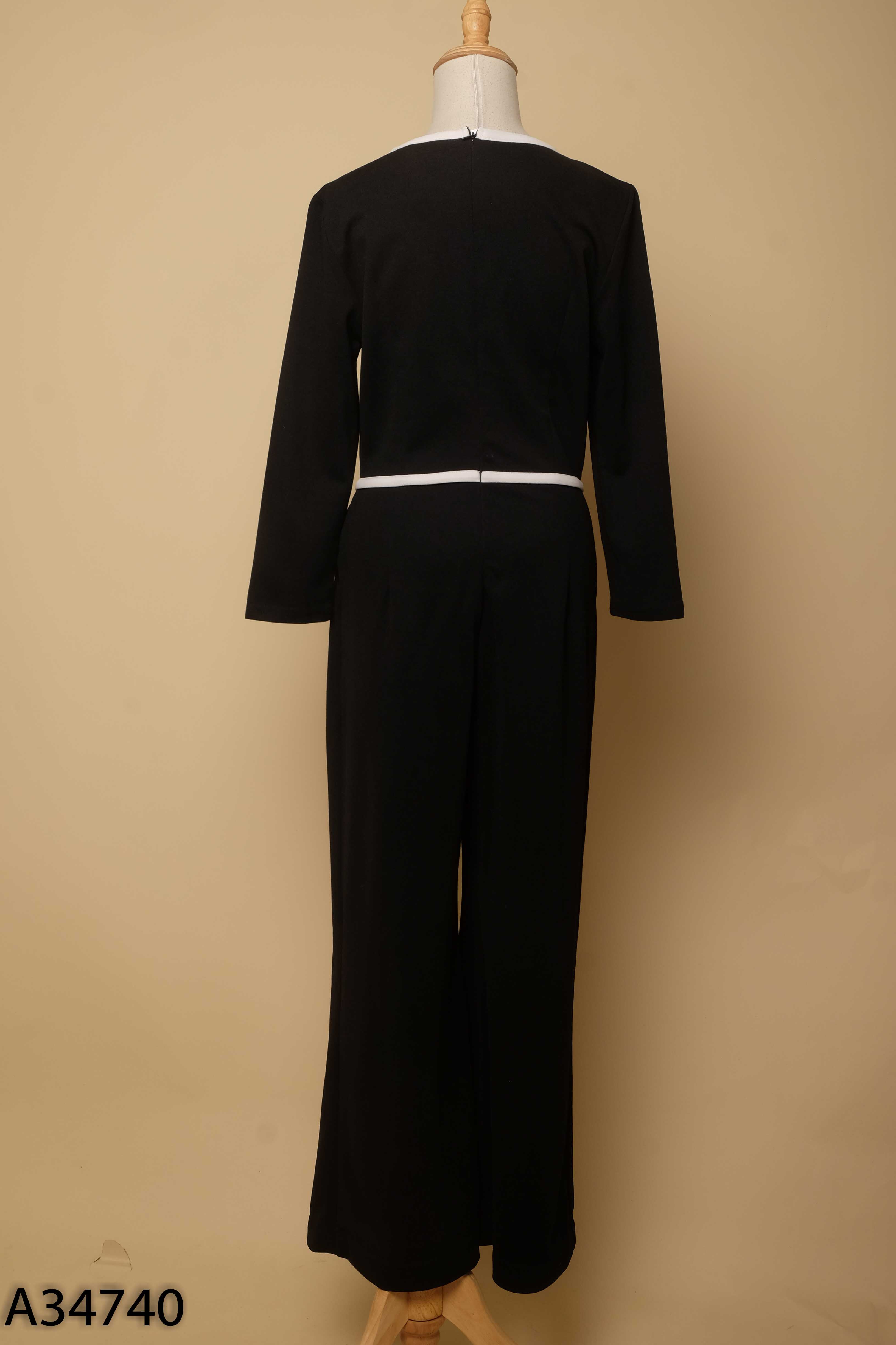 Jumpsuits đen viền trắng tay lỡ