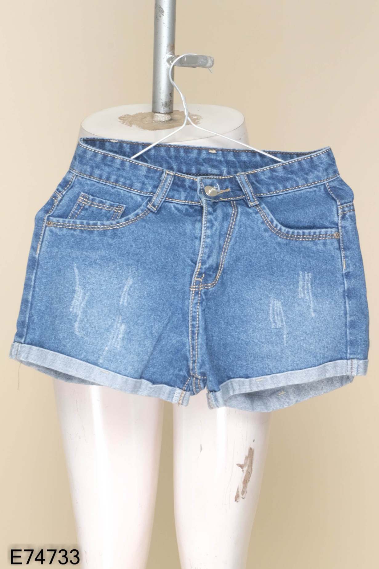 Quần shorts jeans xanh gấp gấu