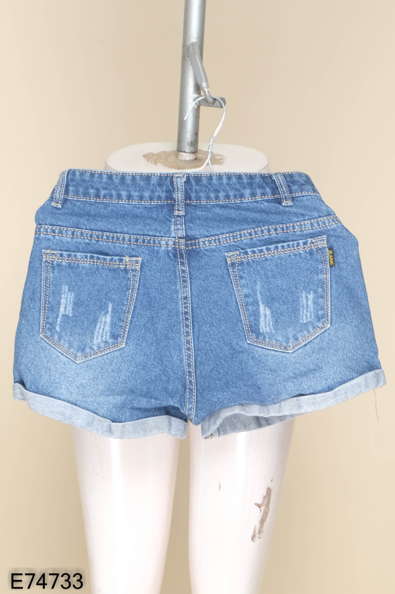 Quần shorts jeans xanh gấp gấu