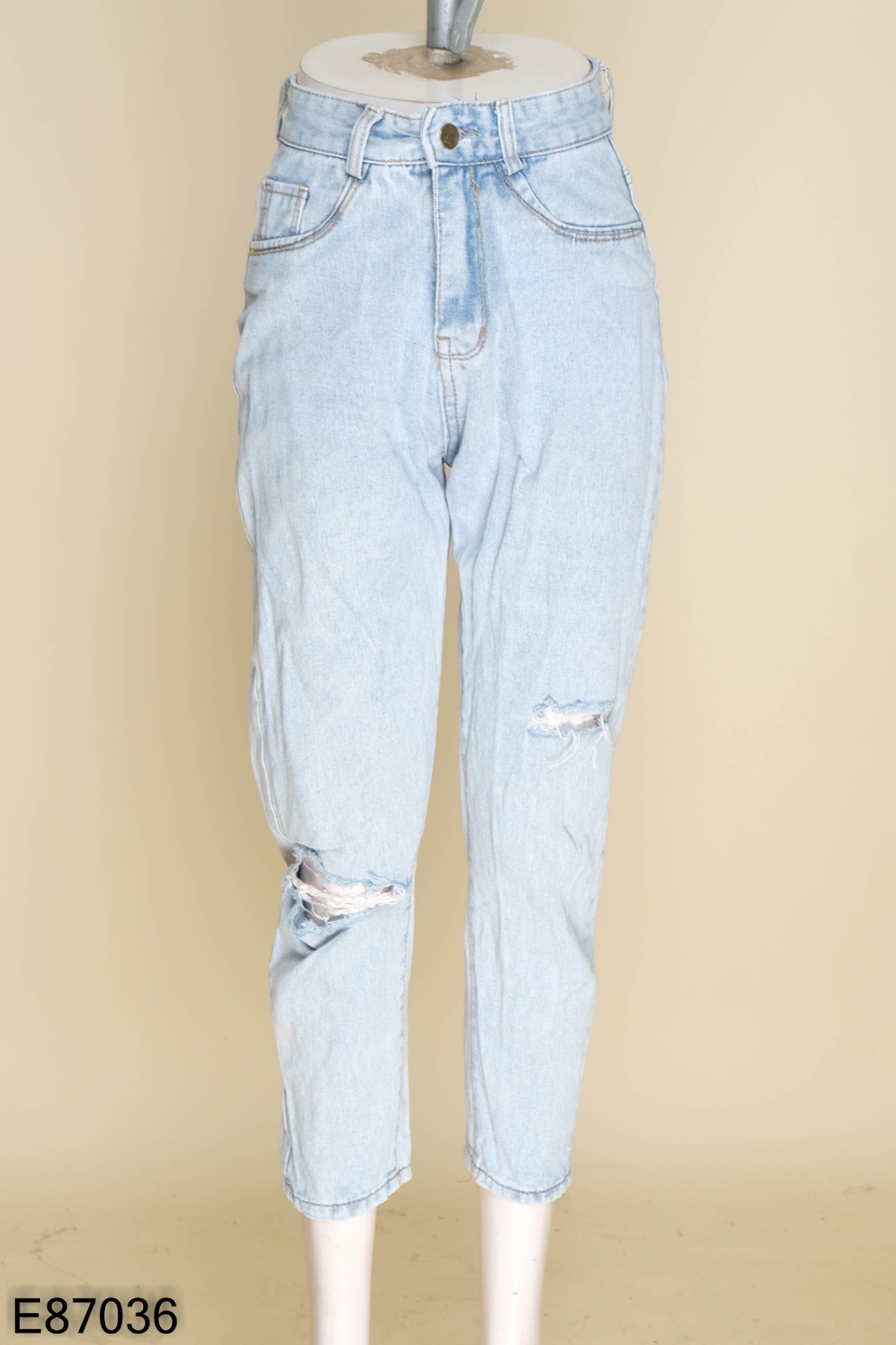 Quần jeans xanh bạc rách gối