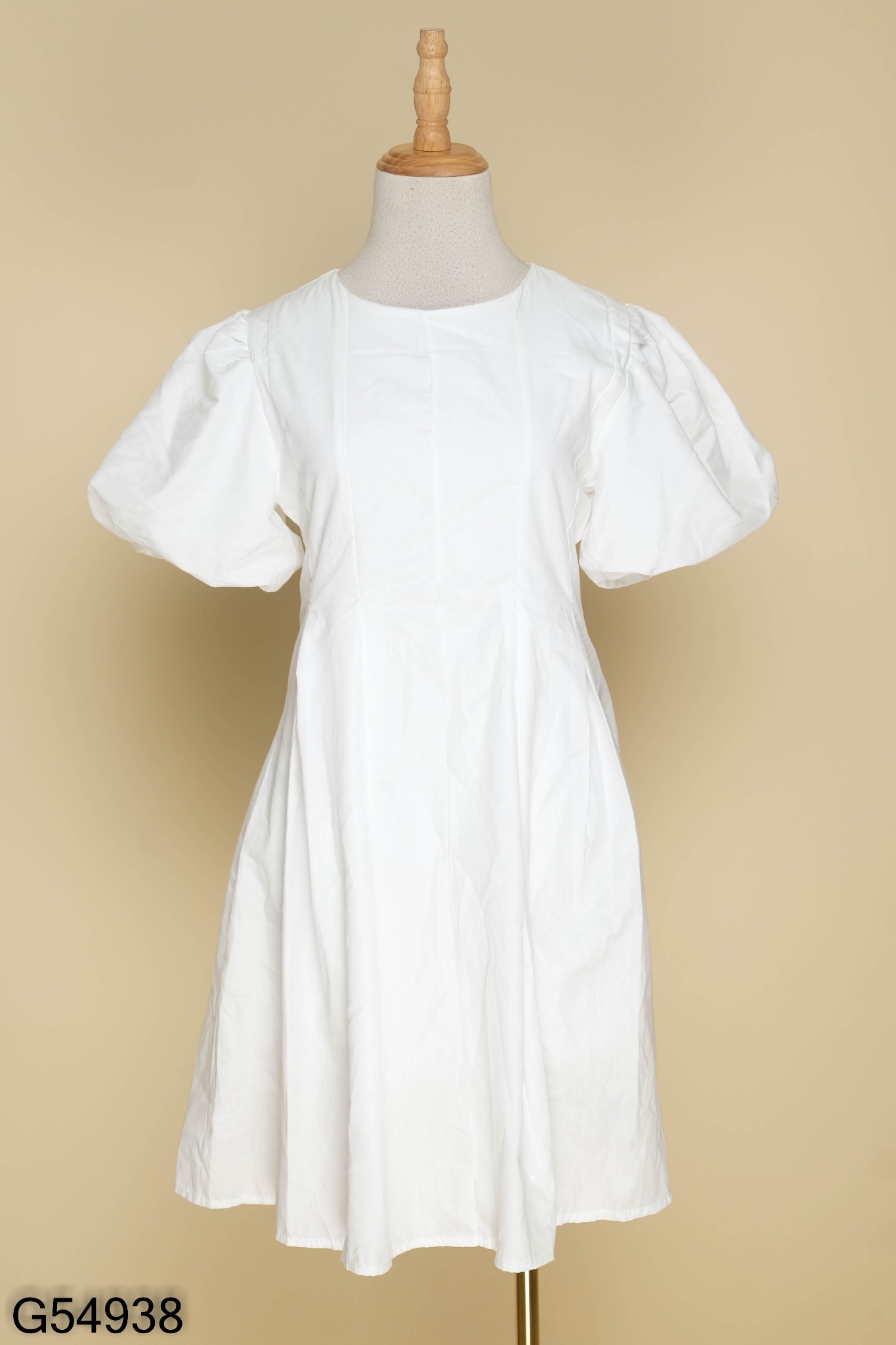 Váy đầm trắng - item thời trang không nhuốm màu thời gian