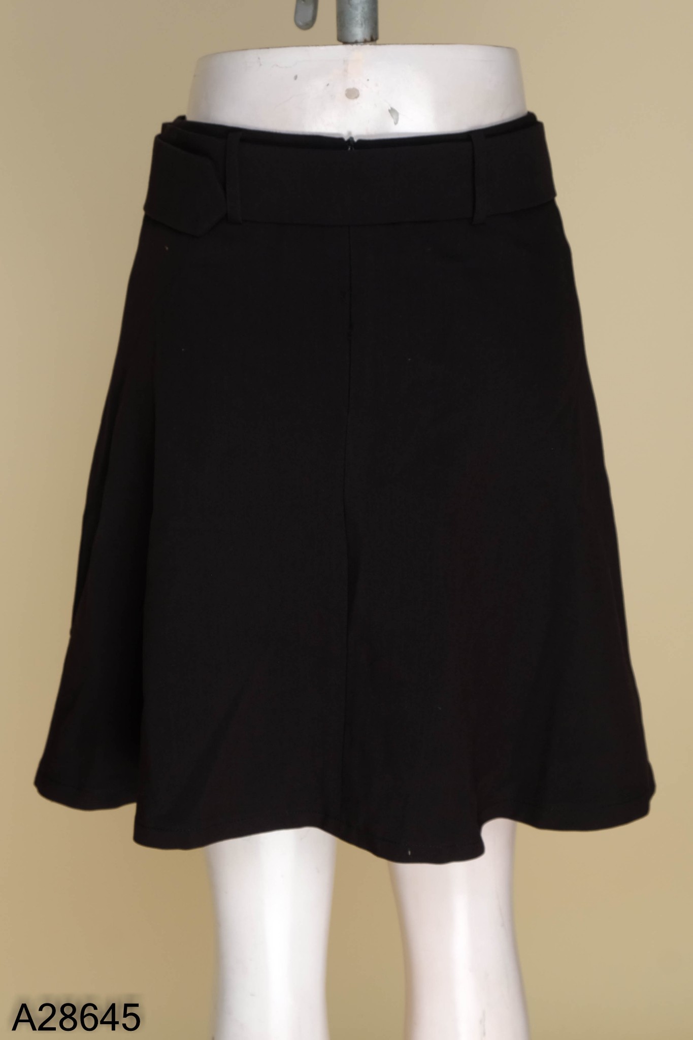 Chân váy xòe ngắn màu đen thời trang, năng động - Chân váy ngắn |  ThờiTrangNữ.vn