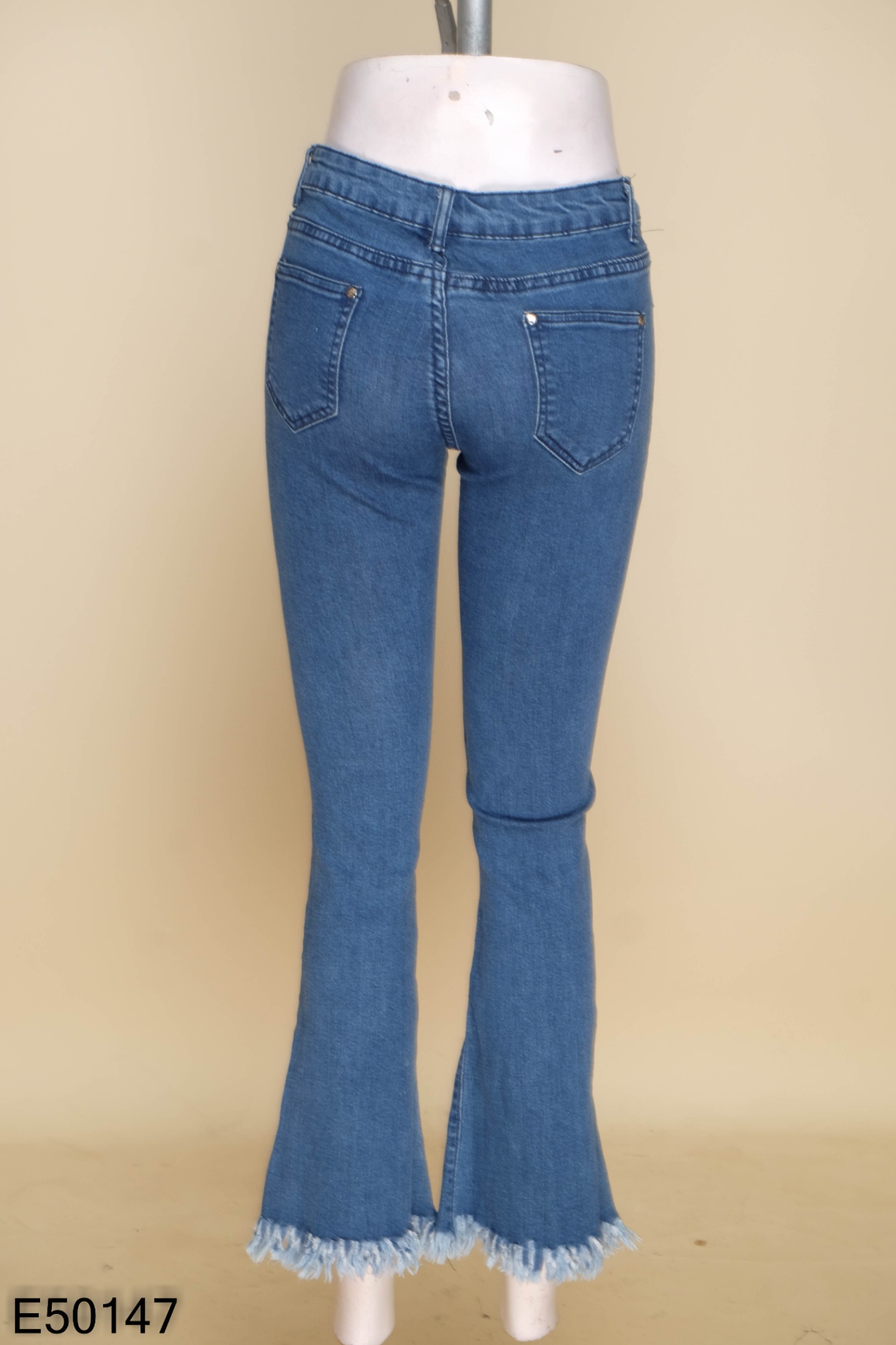 Quần jeans xanh ống loe tua rua