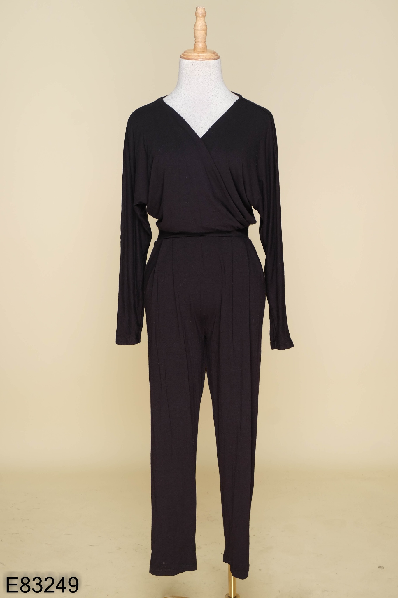 Jumpsuits ASOS đen trơn cổ V