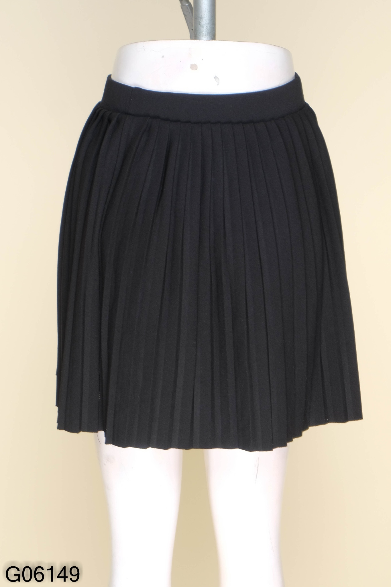 Áo hồng chấm bi kết hợp chân váy đen đóng hạt - ANN.COM.VN
