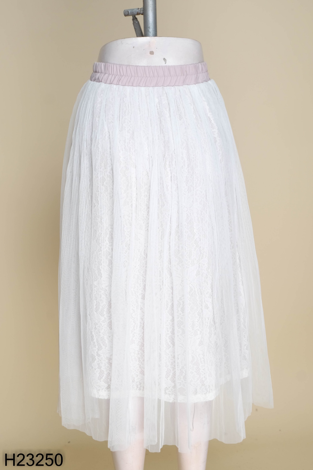 Đầm body ren trắng phối chân váy thun đính nút