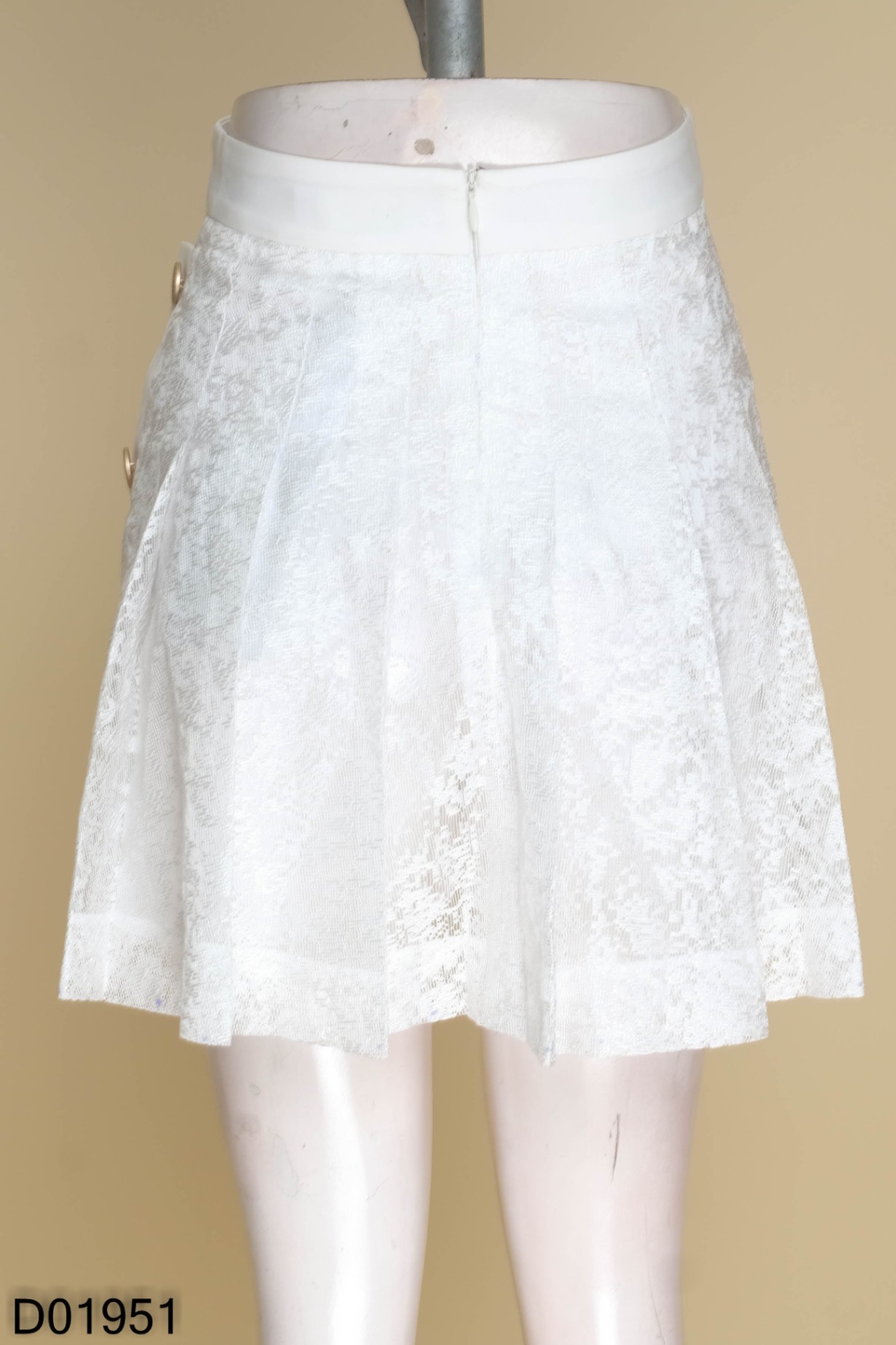 Đầm suông trắng phối ren chân váy