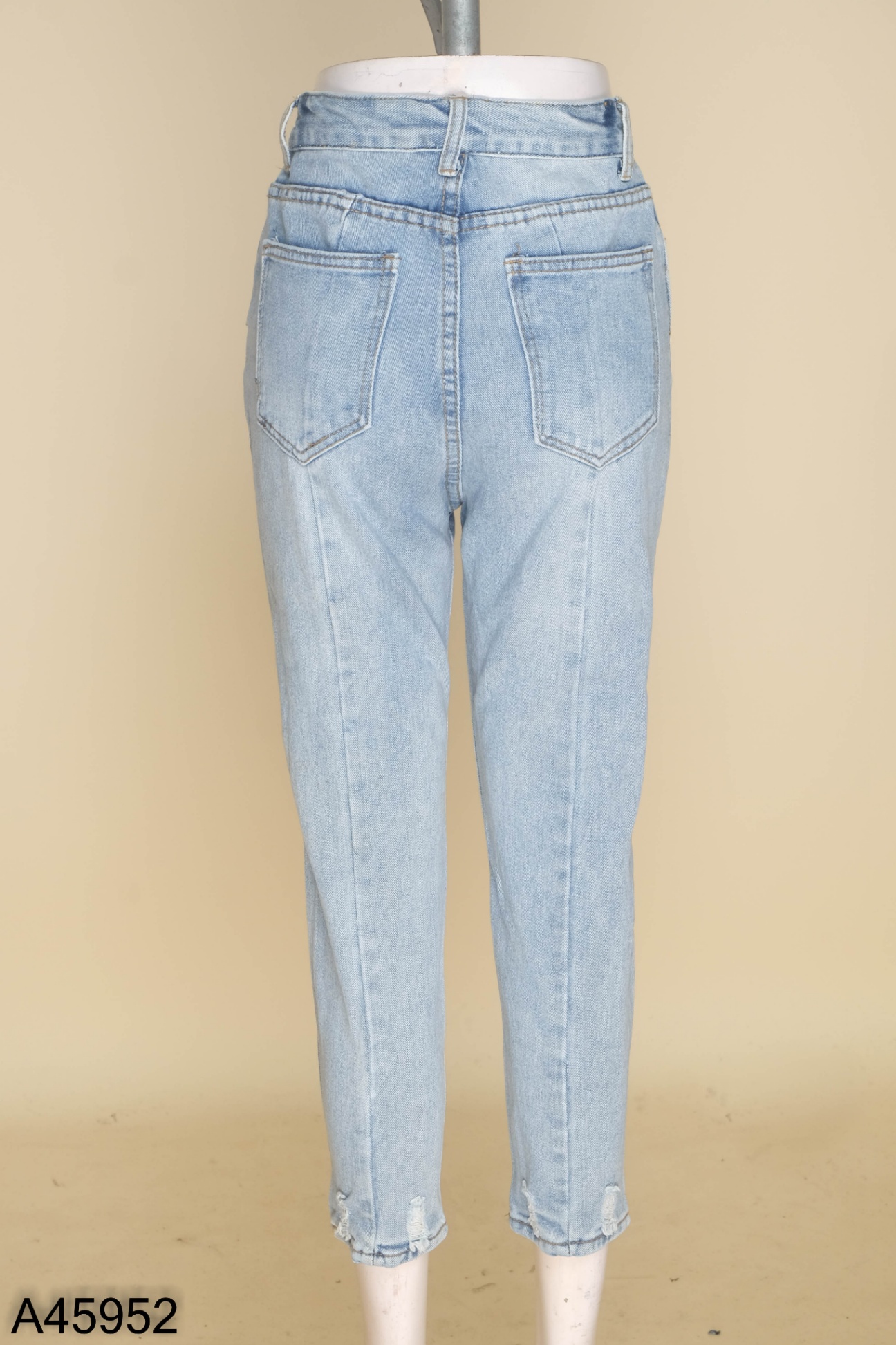 Quần jeans xanh nhạt rách gấu