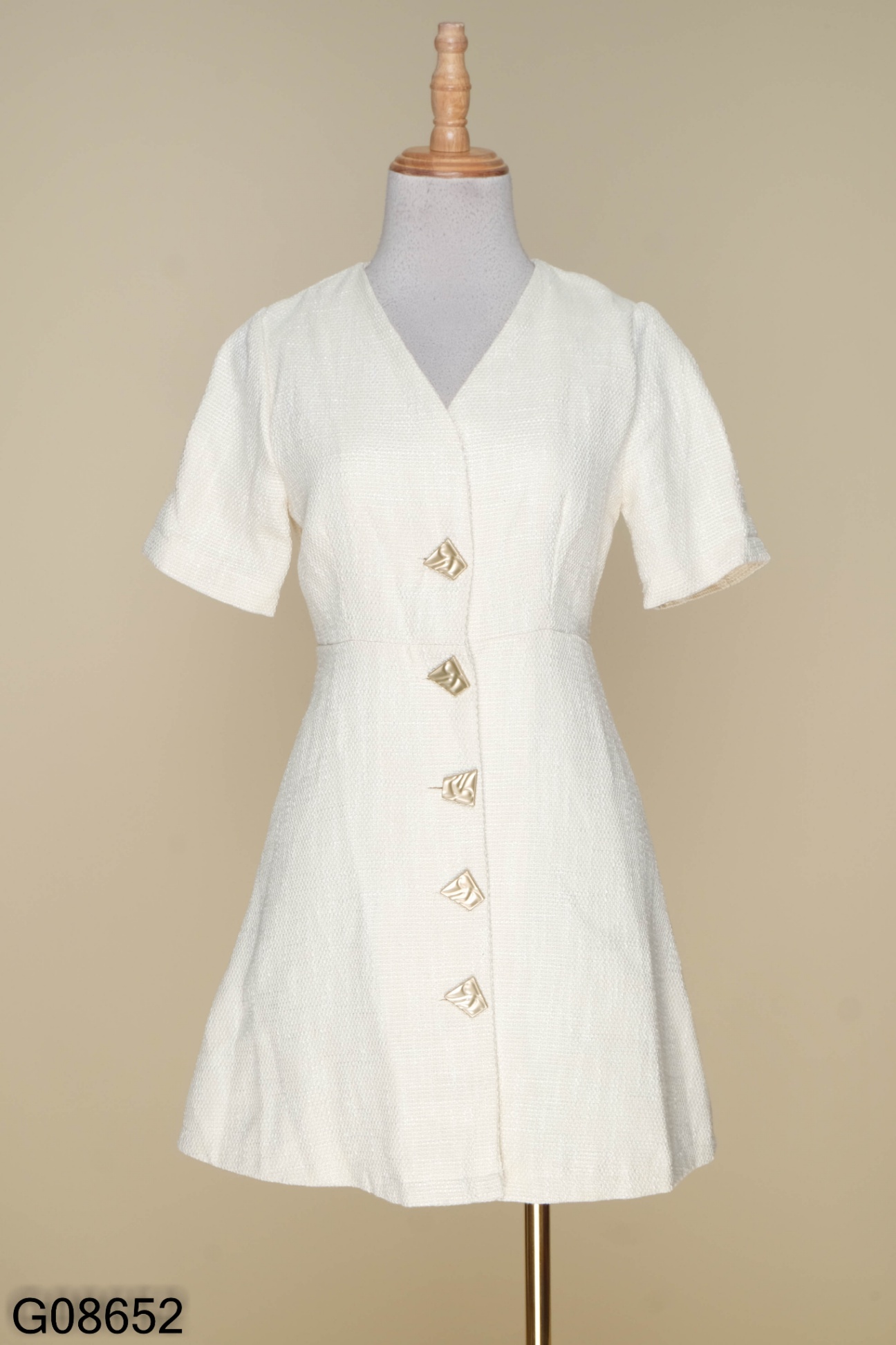 Váy dạ tweed be phối khuy vàng