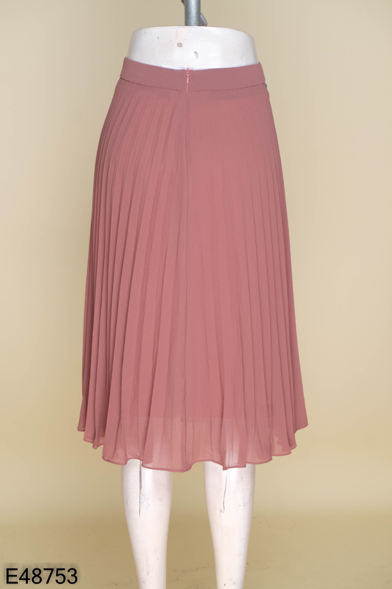 Chân váy xếp ly hồng dáng dài màu đậm nét