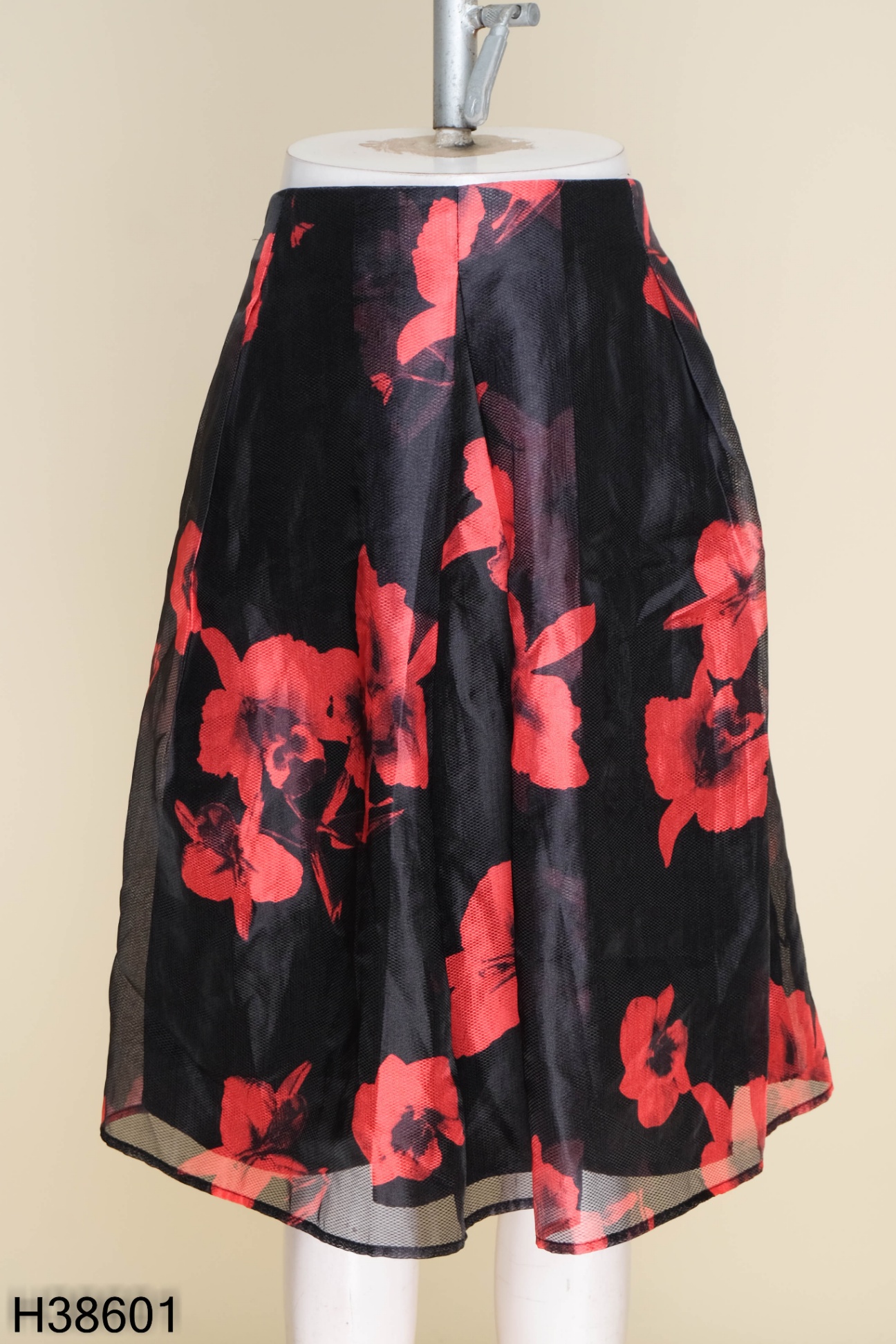 Chân váy IVY MODA đen họa tiết hoa đỏ