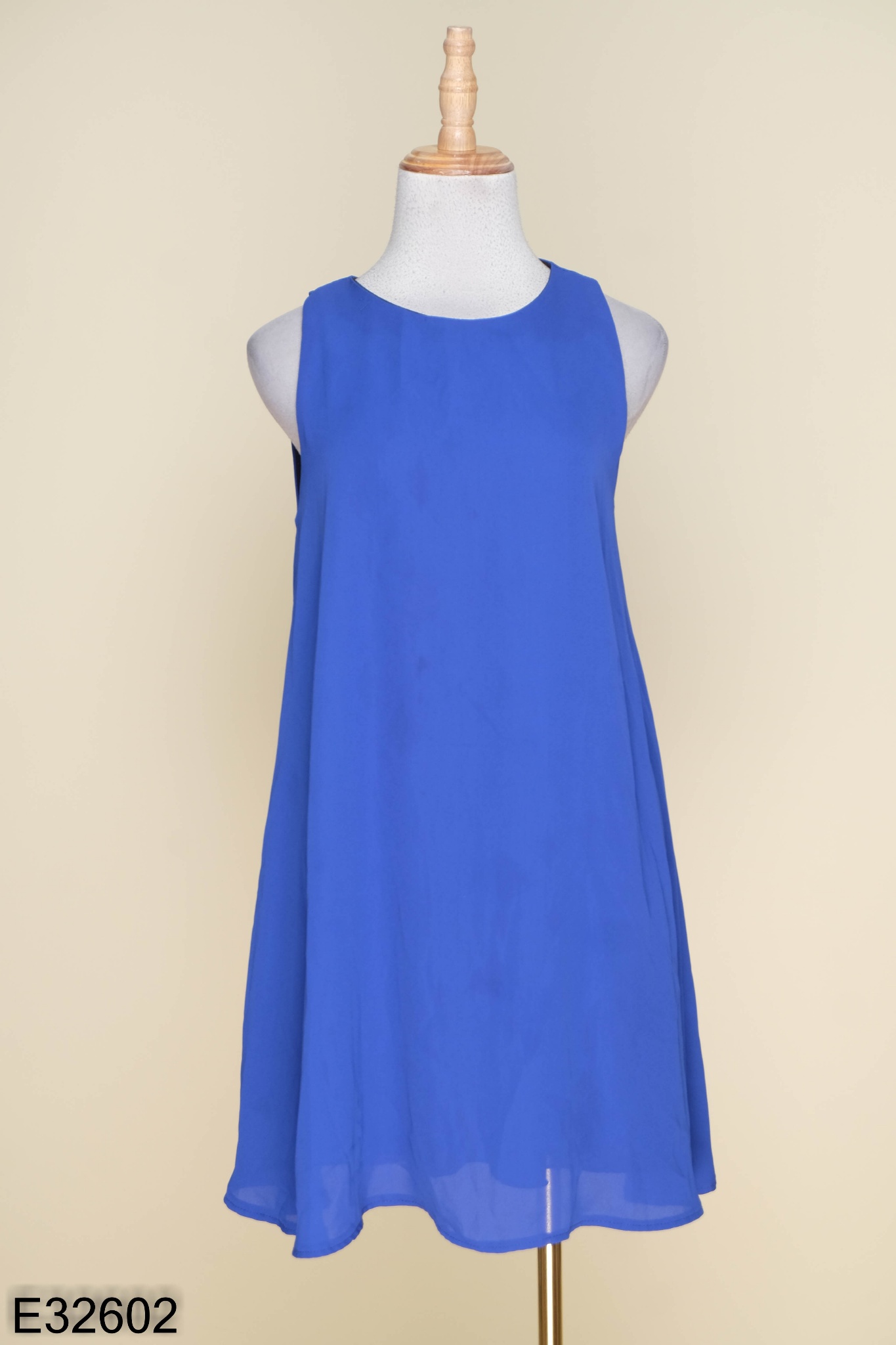 Váy xanh cô ban : Mix đồ với váy màu xanh cô ban cá tính