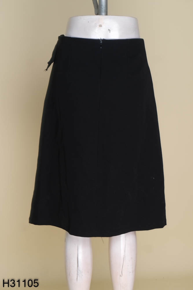 Chân váy xòe đen đính nút CV02-23 | Thời trang công sở K&K Fashion