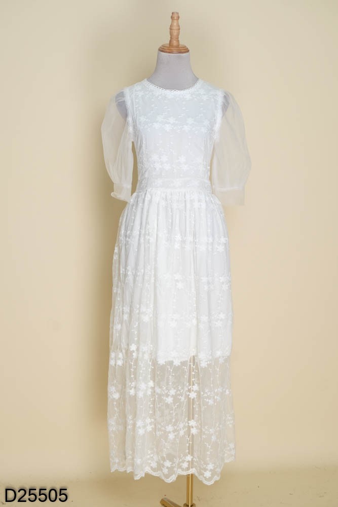 Váy công chúa trắng đính ngọc áo choàng lưới | bernie.vn