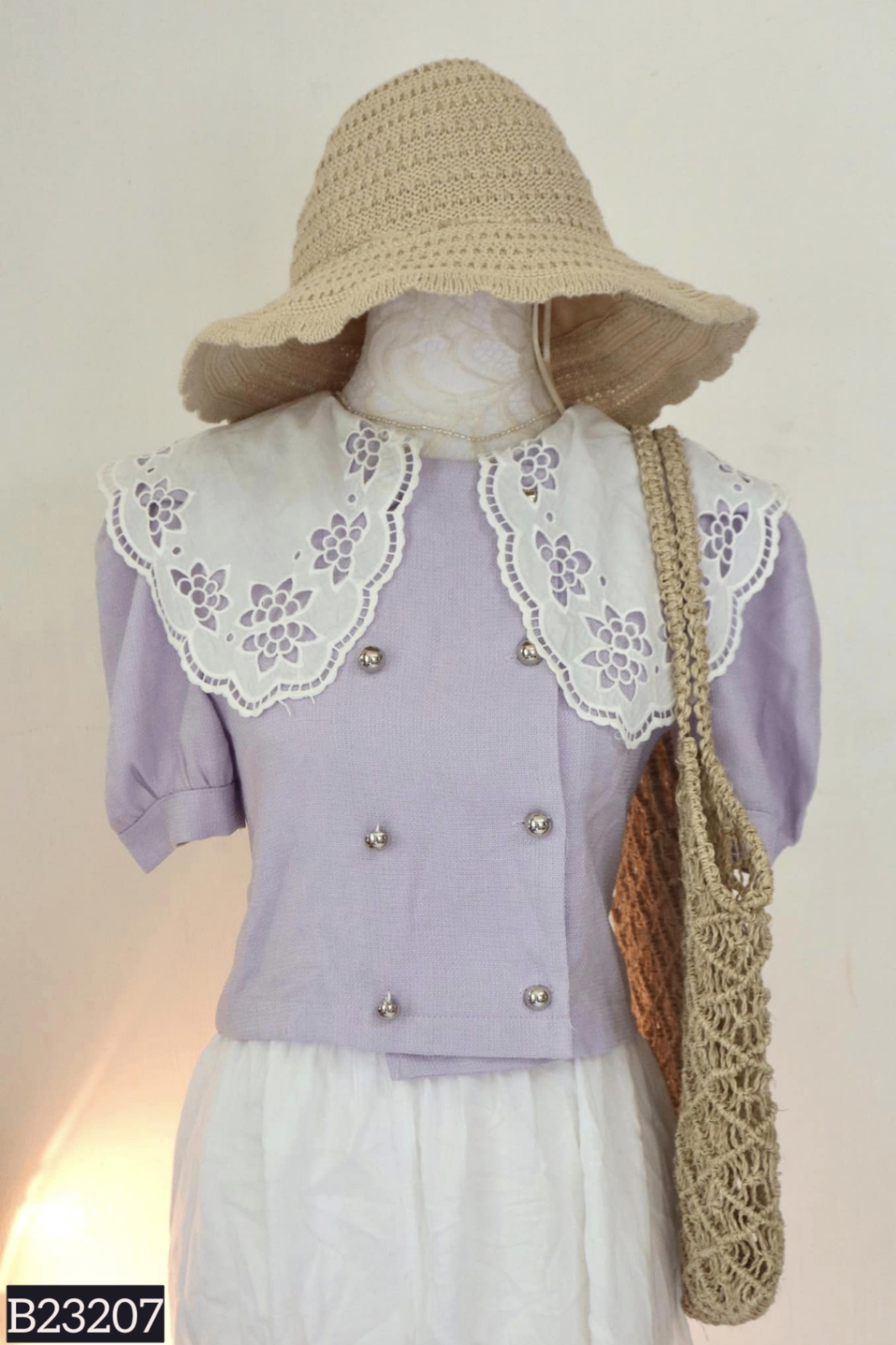Áo tím phối cổ trắng