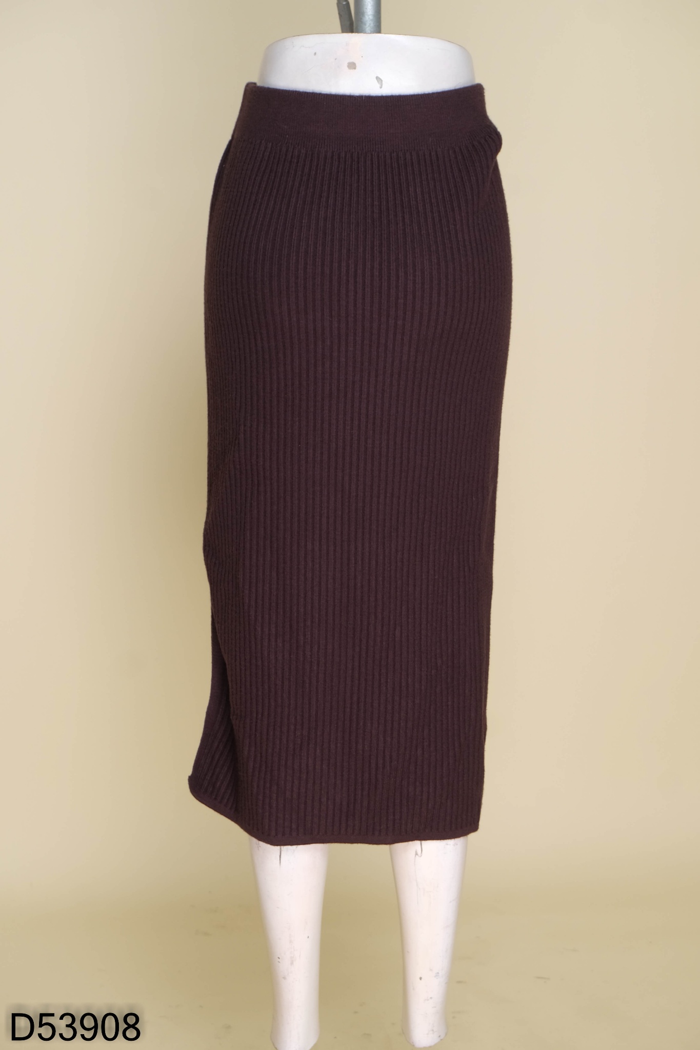 Cách mix áo len với chân váy dài đơn giản mà đẹp để bạn thỏa sức diện đông  - Thời Trang NEVA - Luôn Đón Đầu Xu Hướng