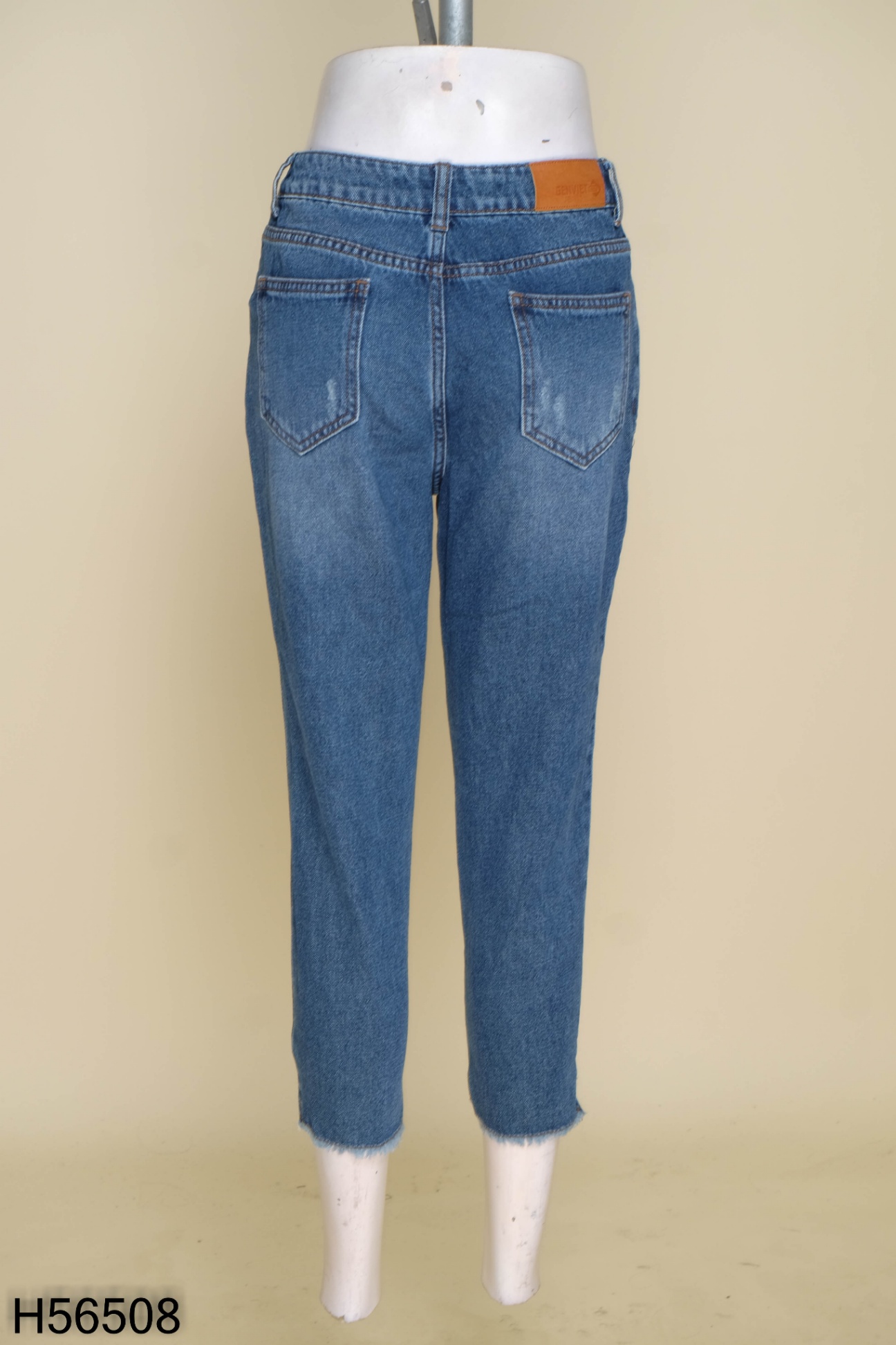 Quần jeans xanh ống rách gấu lệch