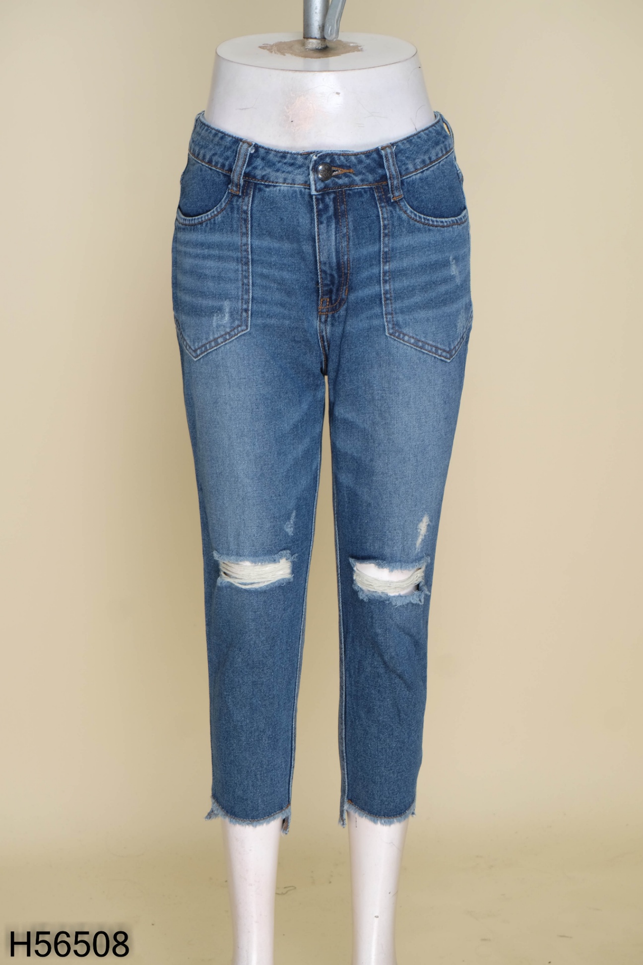 Quần jeans xanh ống rách gấu lệch