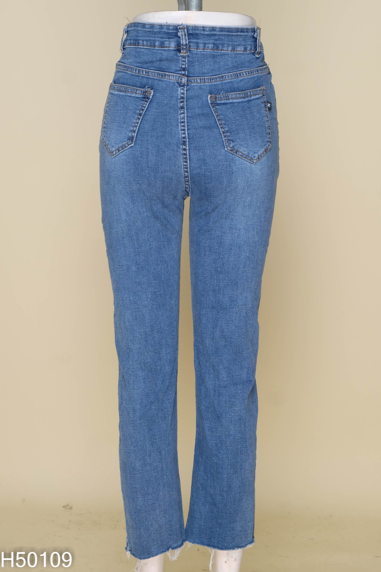 Quần jeans xanh trơn gấu cắt