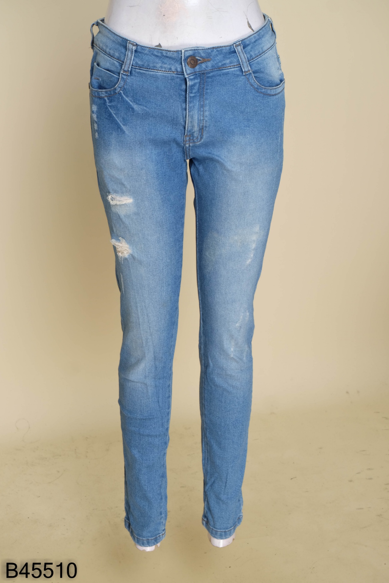 Quần jeans xanh xước đùi