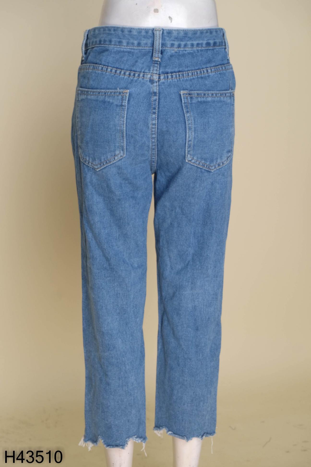 Quần jeans xanh rách gối