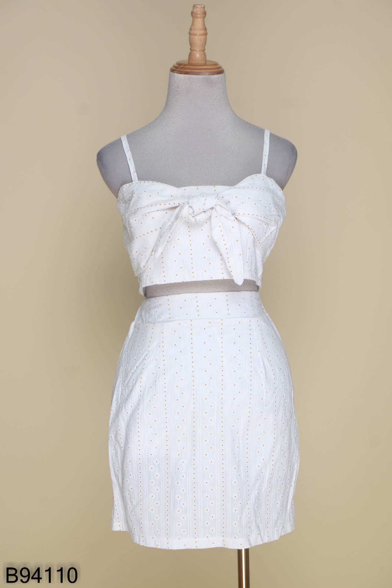 Váy 2 dây bản to suông, Đầm hai dây trắng ngắn cổ vuông phối nơ vai xinh  xắn - Design by MFF - V12 - Chân váy | ThờiTrangNữ.vn