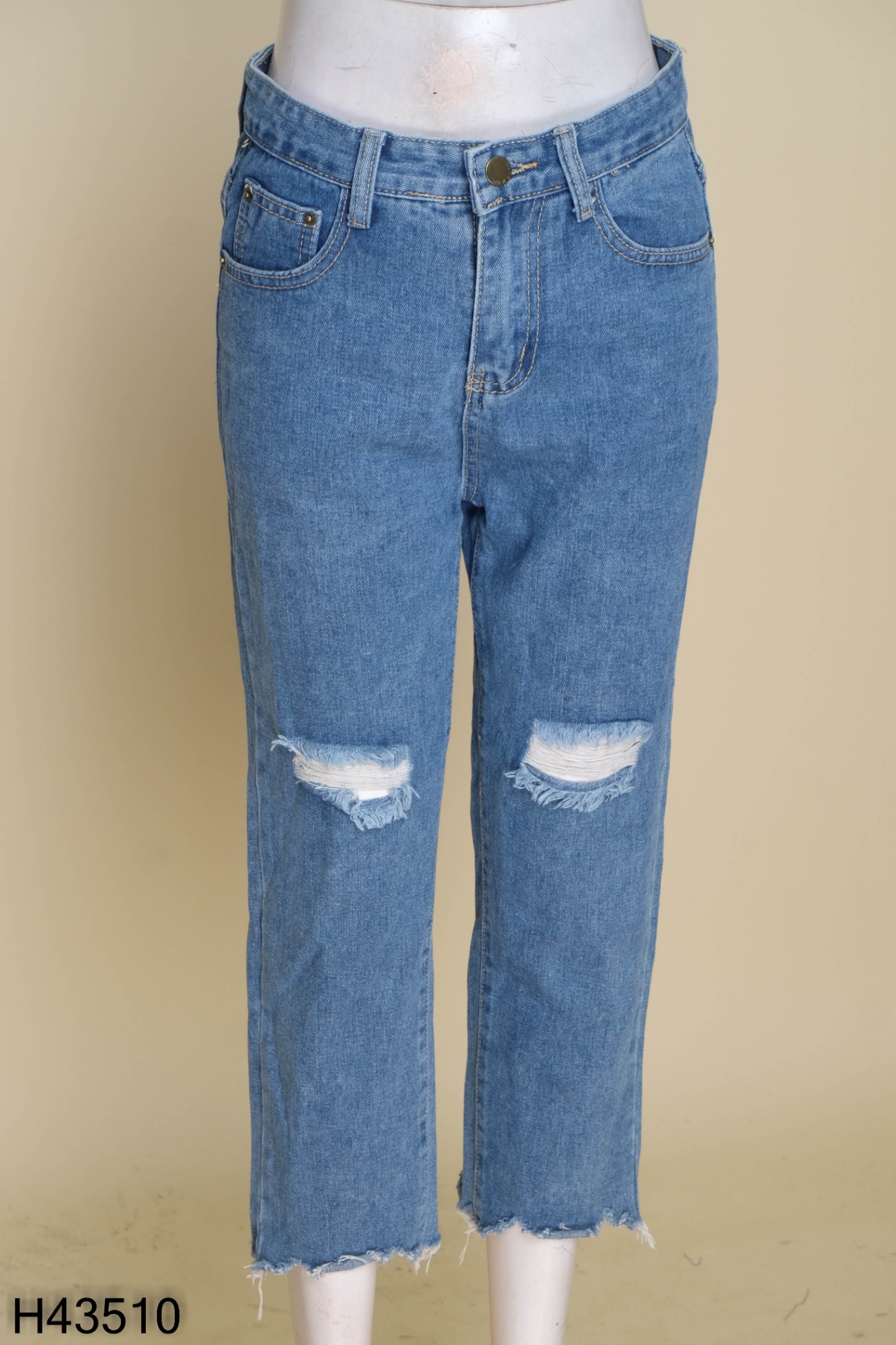 Quần jeans xanh rách gối