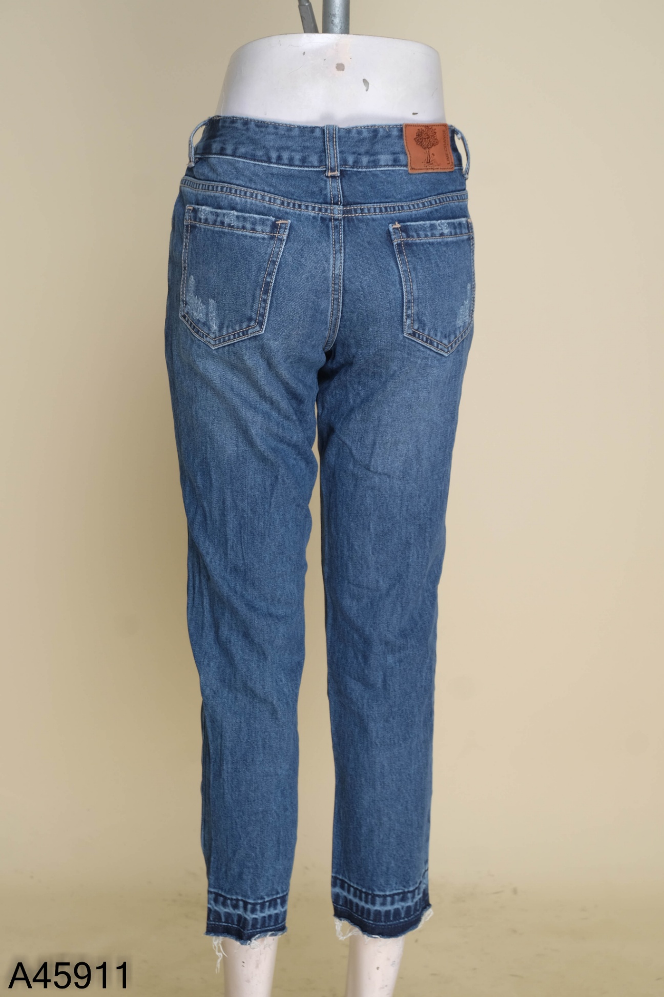 Quần jeans xanh đậm rách cắt gấu