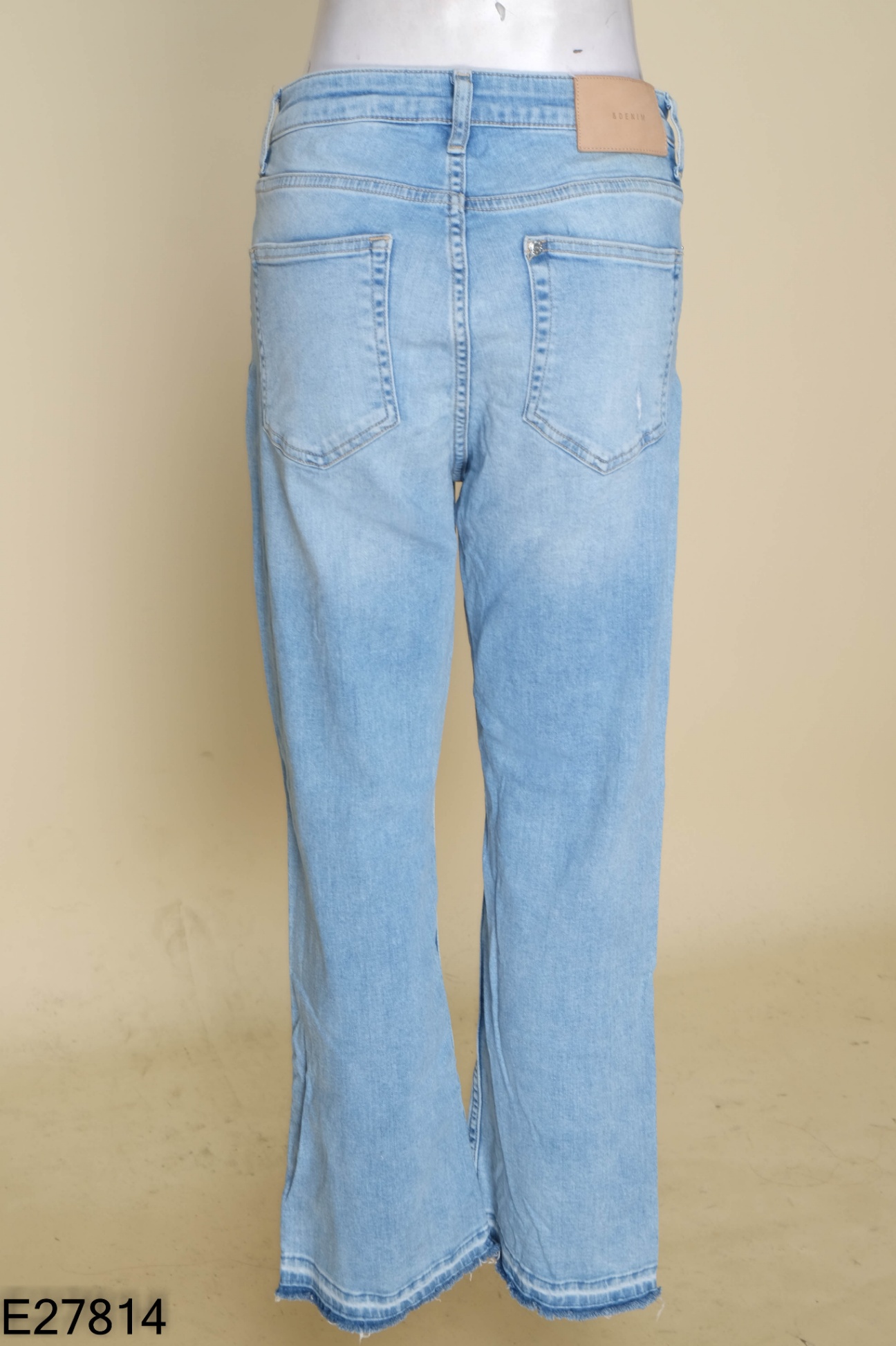 Quần jeans xanh trơn cắt gấu