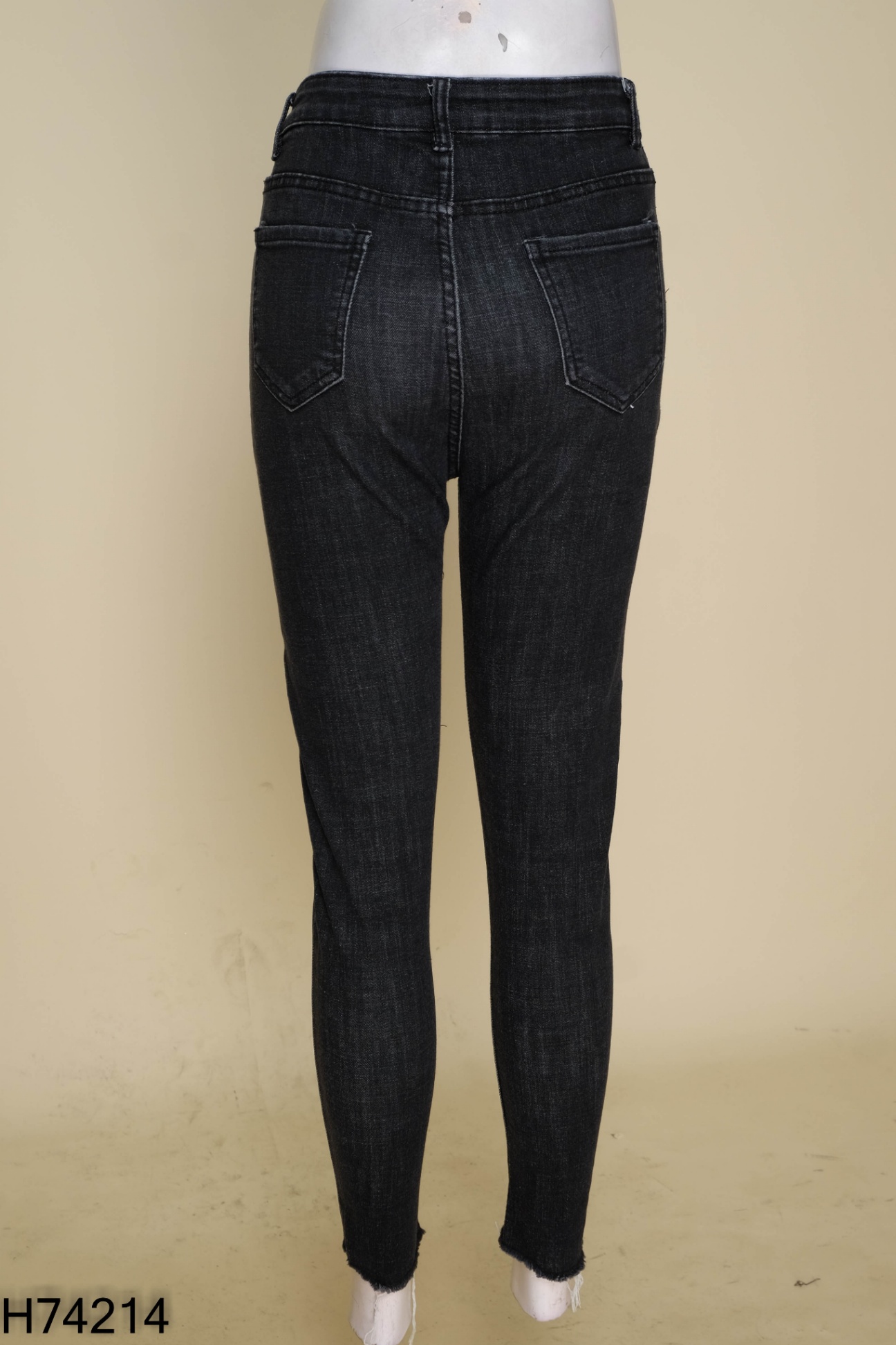 Quần jeans đen trơn cắt gấu