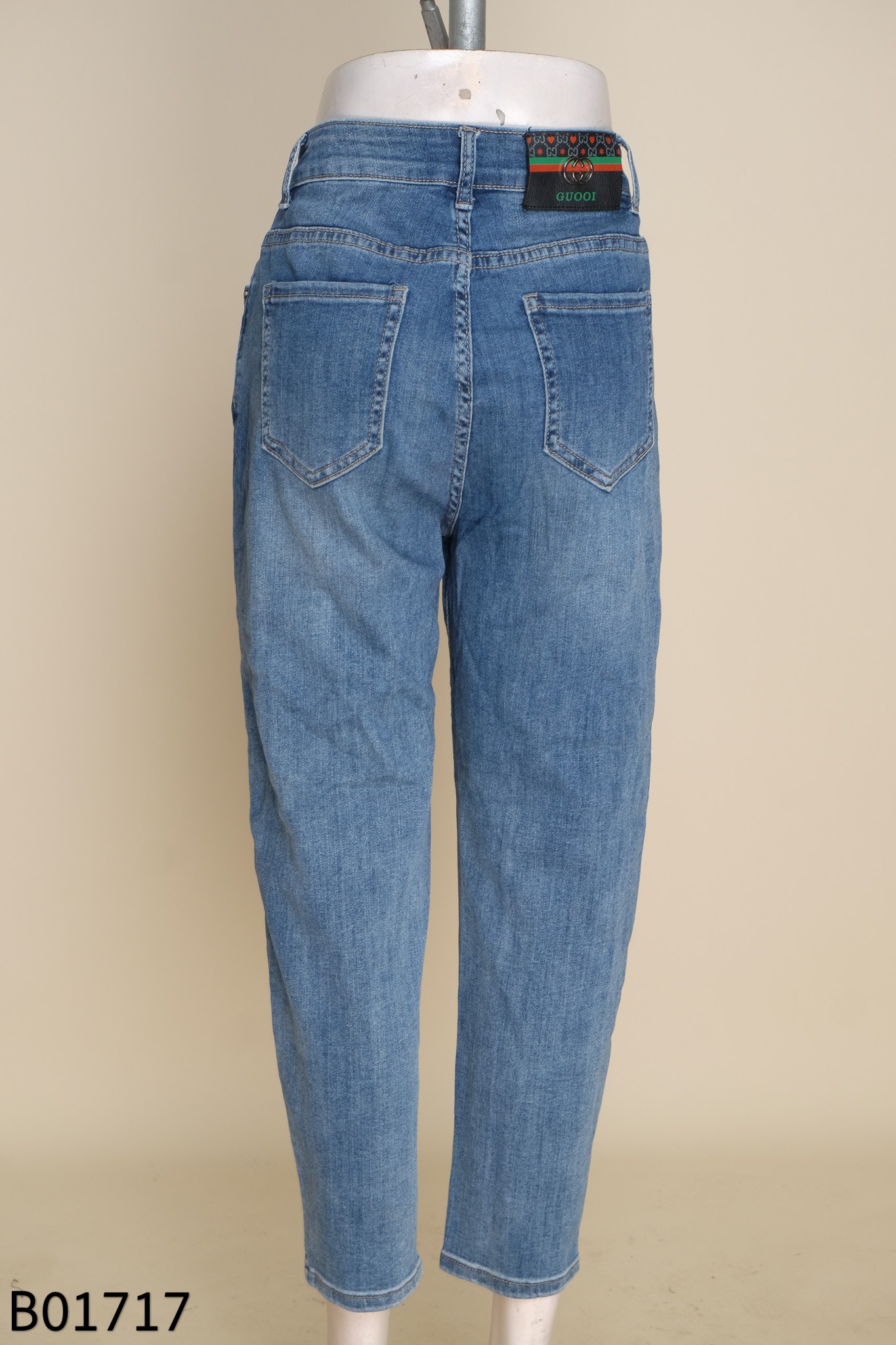 Quần jeans xanh rách